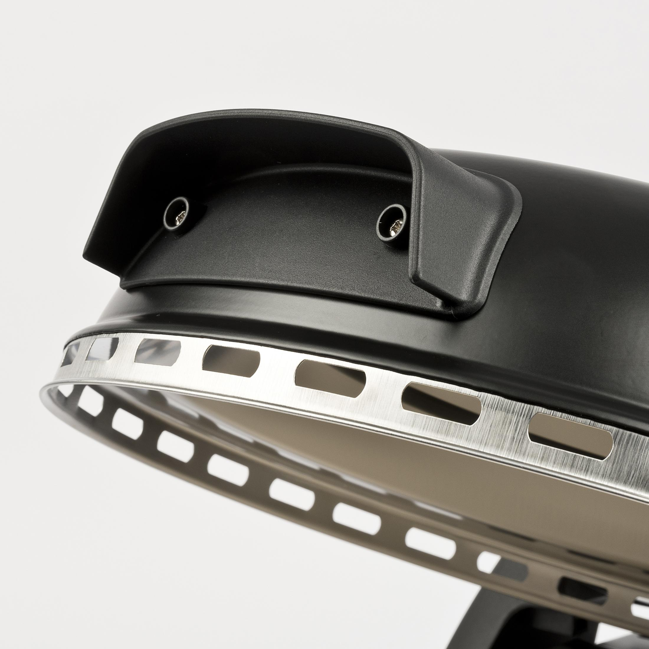 Nahaufnahme einer schwarzen Pizzaofenhaube mit integriertem Metallgriff und Lüftungsschlitzen vor weißem Hintergrund.