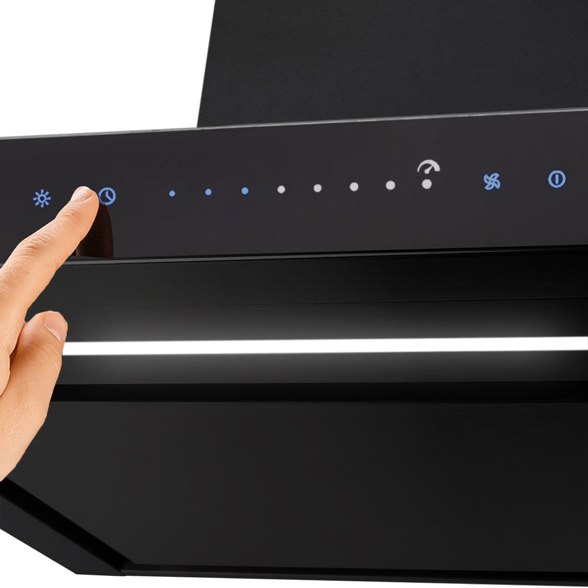 Mano che tocca il pannello di controllo touch illuminato di una cappa nera.