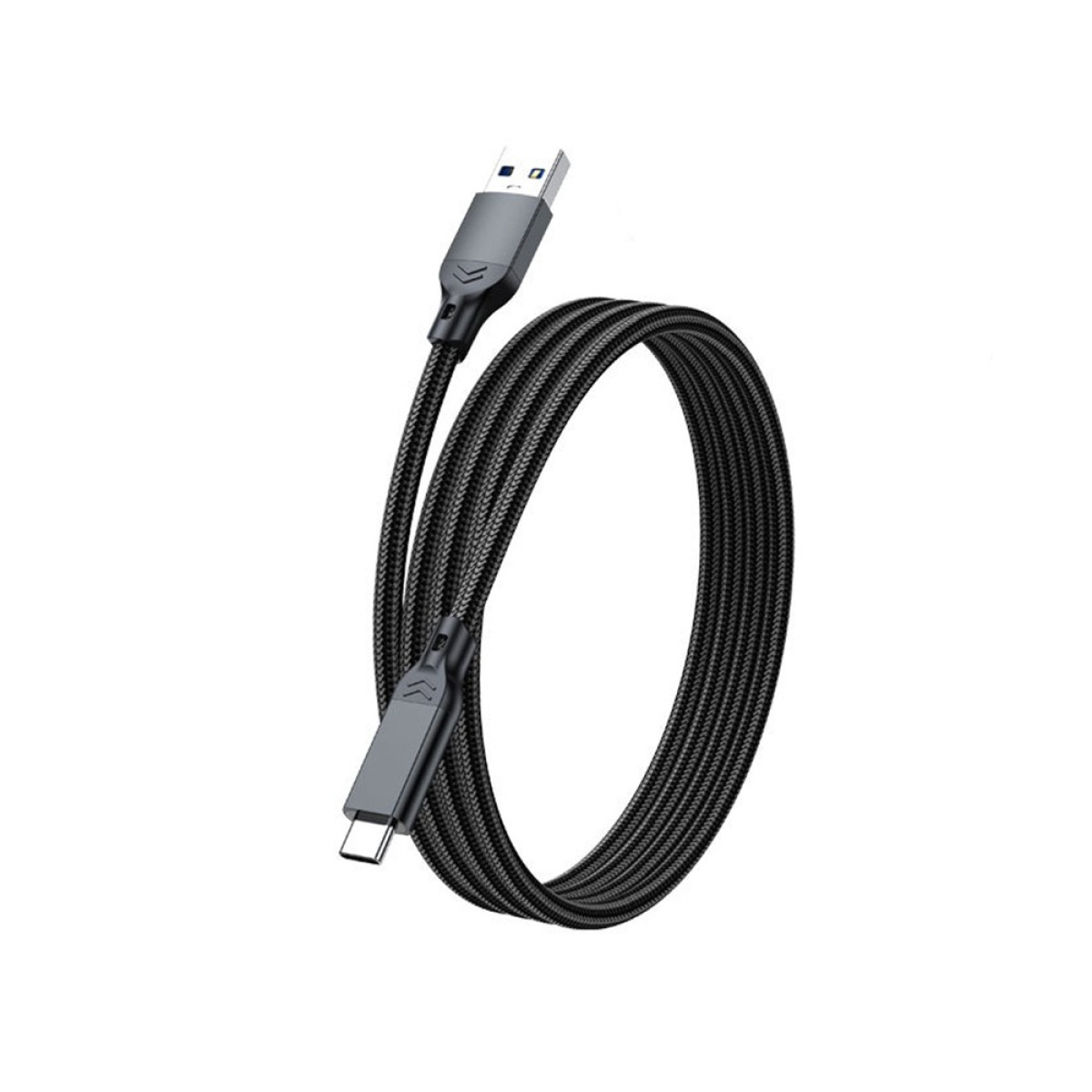 Ein gewickeltes schwarzes geflochtenes USB-Kabel mit USB-A- und USB-C-Anschlüssen vor weißem Hintergrund.