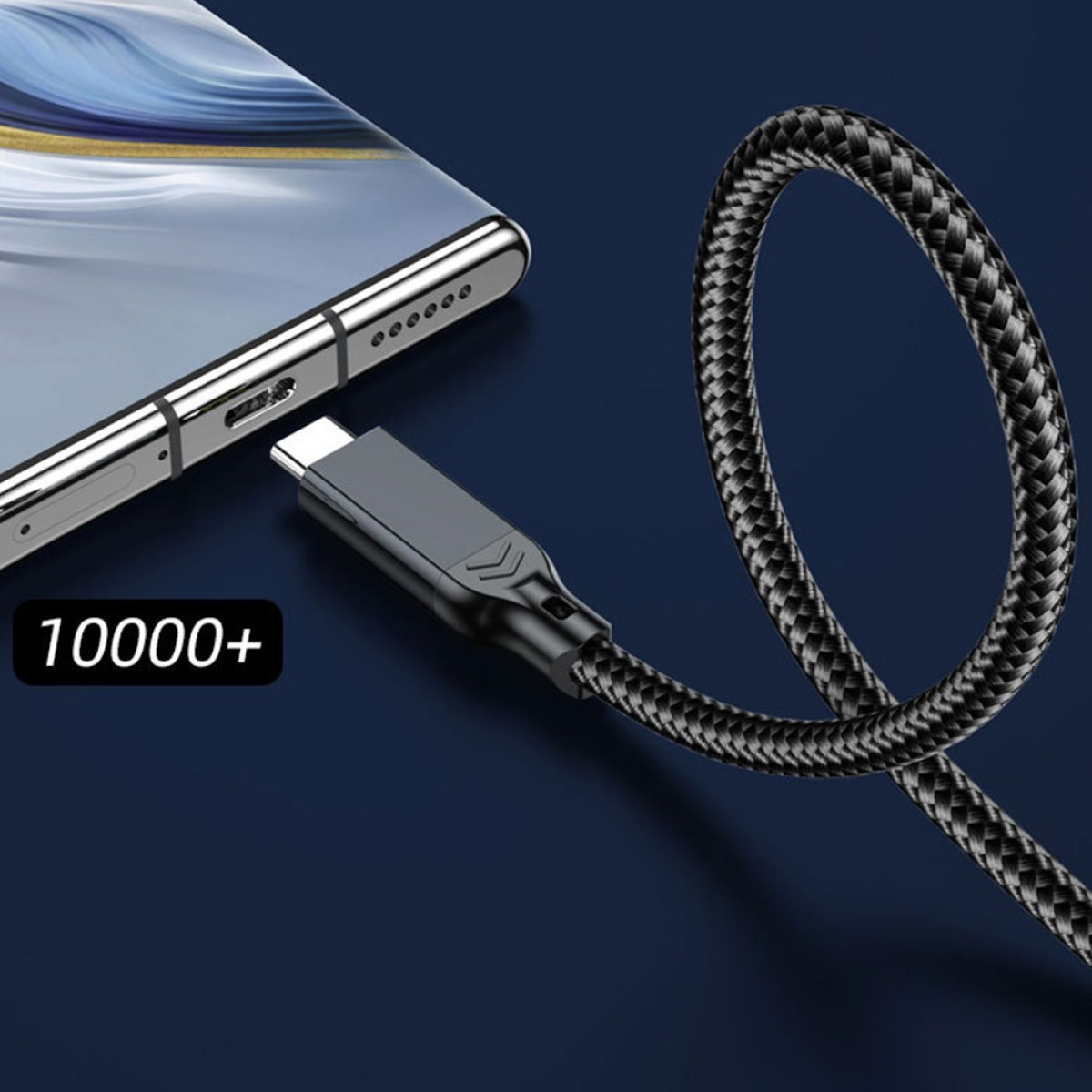 Ein schwarzes geflochtenes USB-C-Kabel verbindet sich mit einem Smartphone auf dunkelblauen Hintergrund.