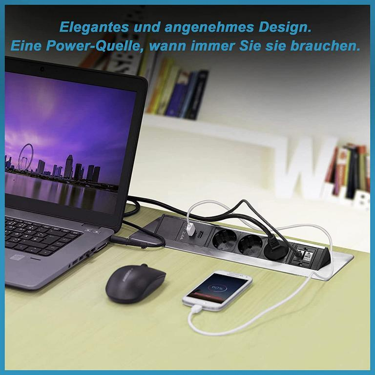 Ein Schreibtisch mit Laptop, Maus, ladendem Smartphone und integrierter Steckdosenleiste mit Kabeln.