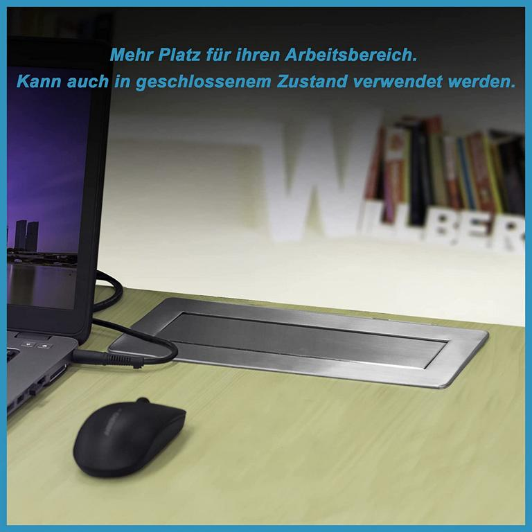 Ein geschlossener Kabelkanal aus Edelstahl auf einem Schreibtisch mit Laptop und Maus.