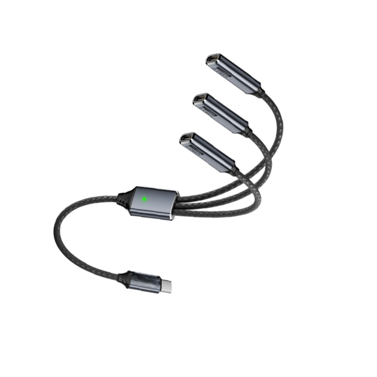 Ein grauer USB-C-Splitter mit einem Eingang und drei verschiedenen Ausgängen auf geflochtenen Kabeln gegen weißem Hintergrund.