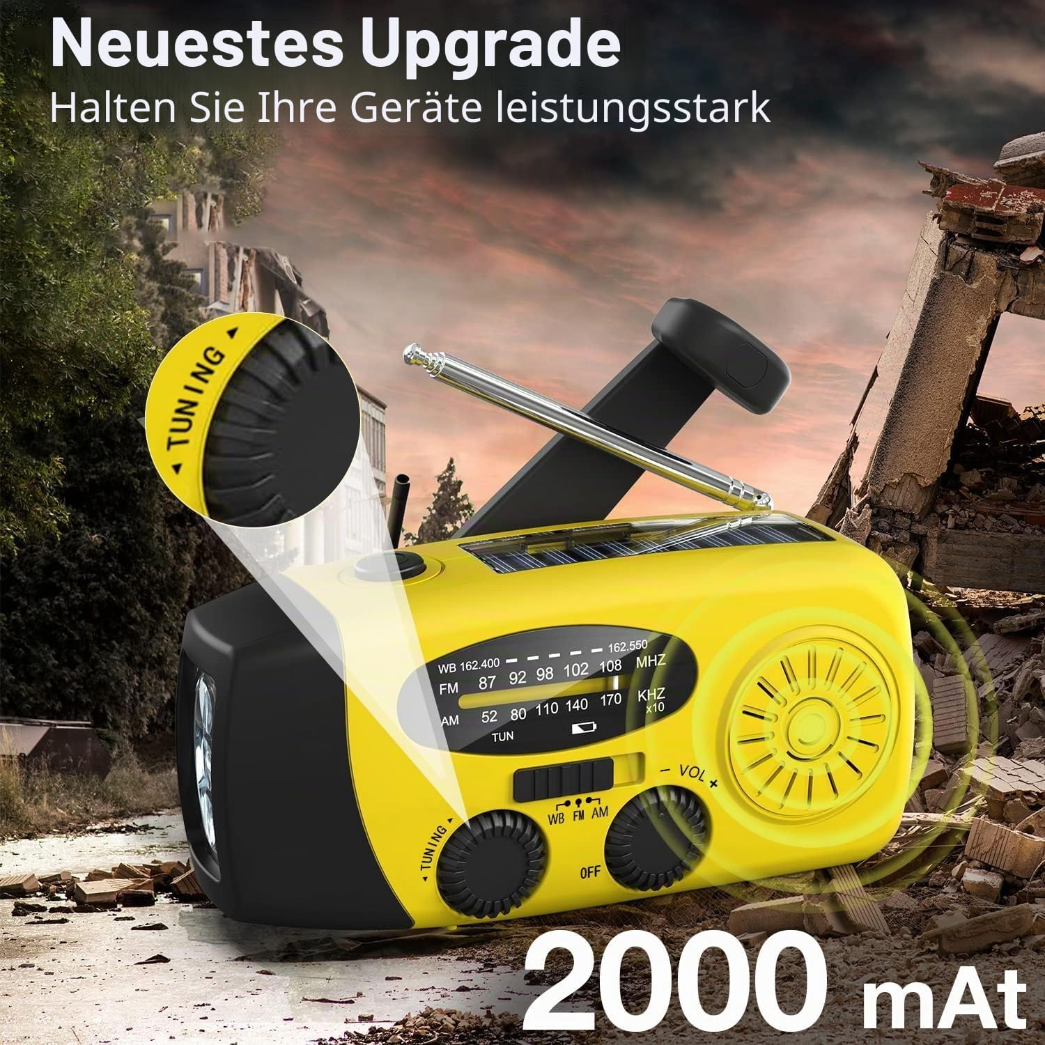 Gelbes Notfallradio mit Kurbel, Solarpanel und Lautsprecher vor zerstÃ¶rter Kulisse.
