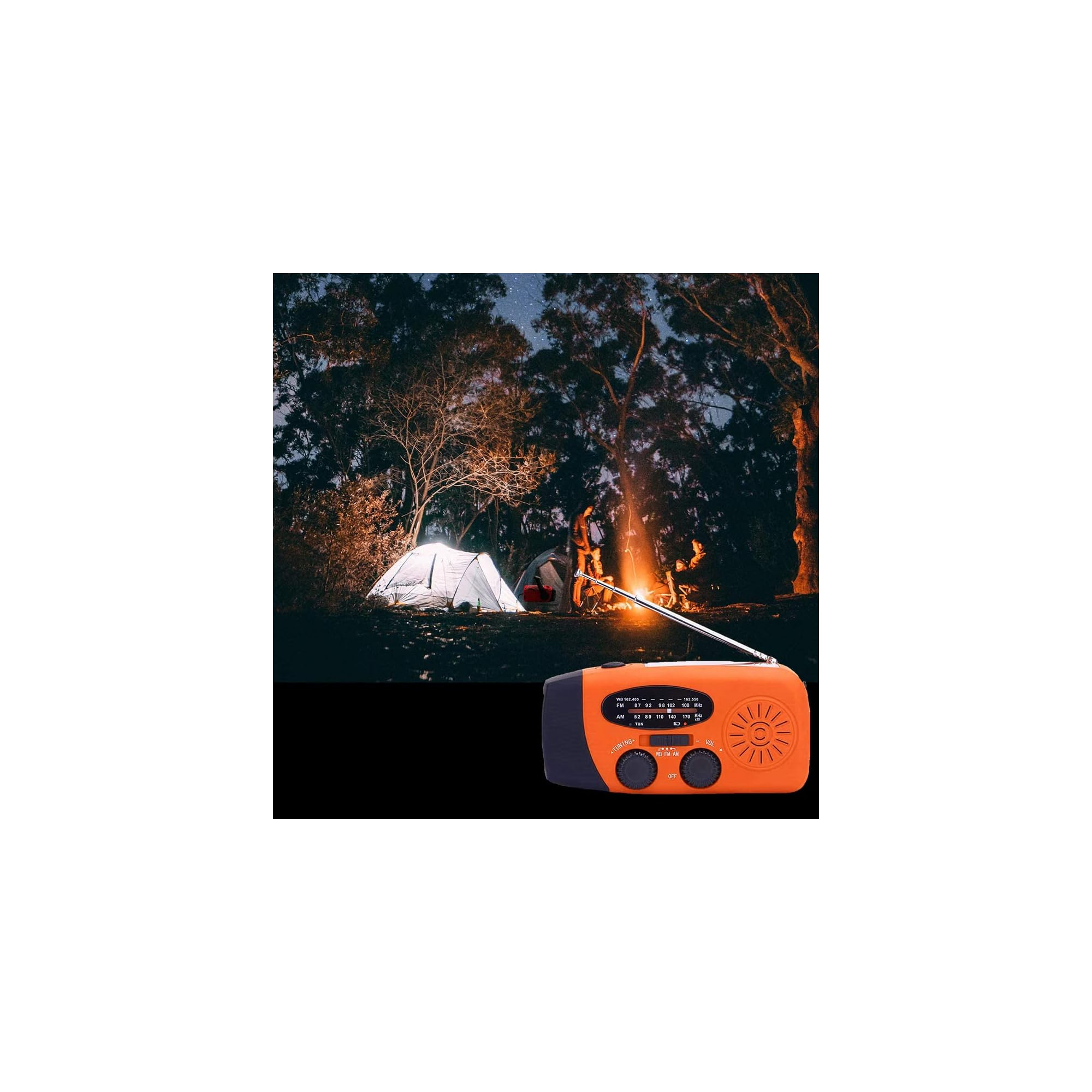 Ein orangefarbenes Notfallradio im Vordergrund vor einem Campingplatz mit leuchtendem Zelt und Lagerfeuer im Wald.