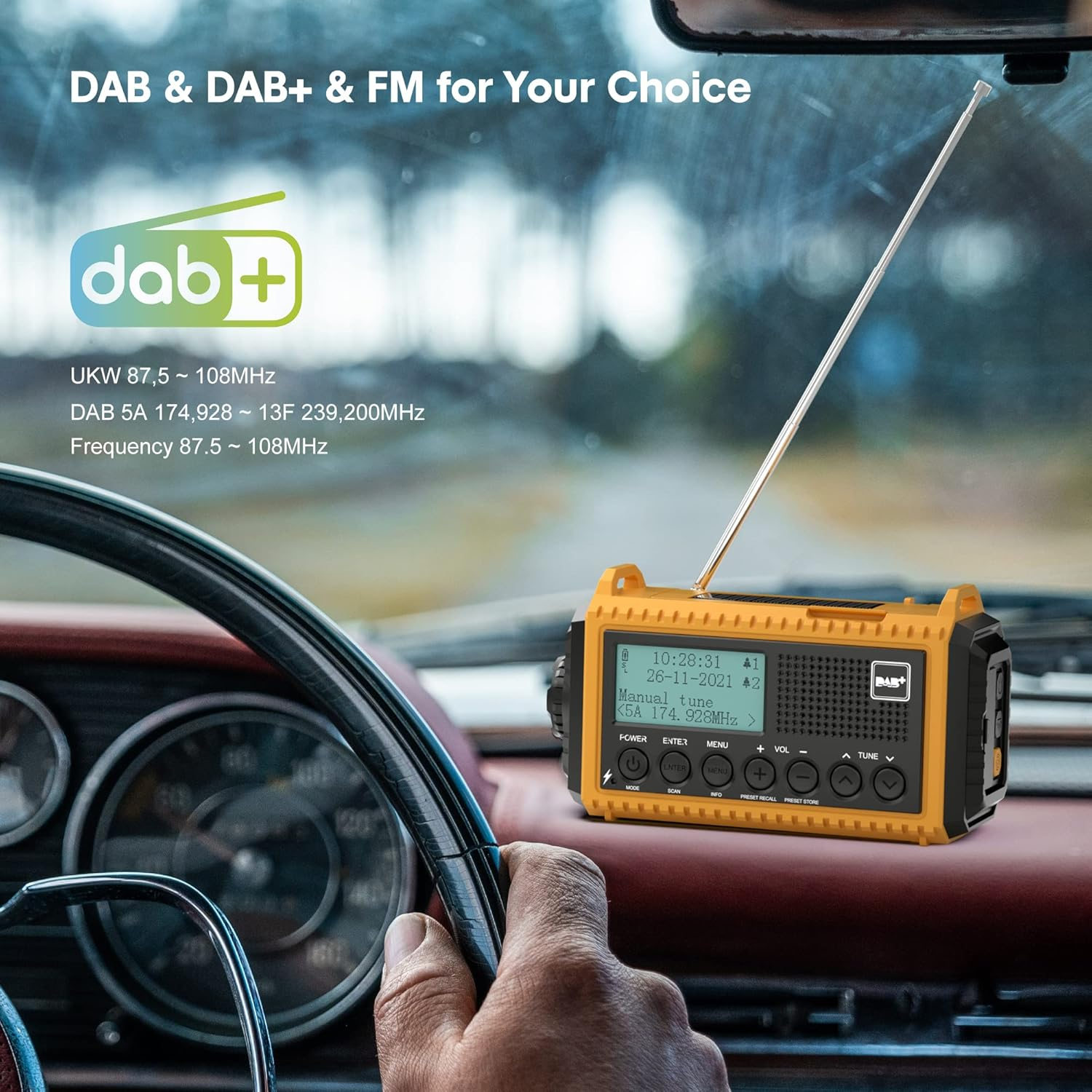 Ein gelbes DAB-Radio auf einem Auto-Armaturenbrett mit Lenkrad und verschwommener Straße im Hintergrund.