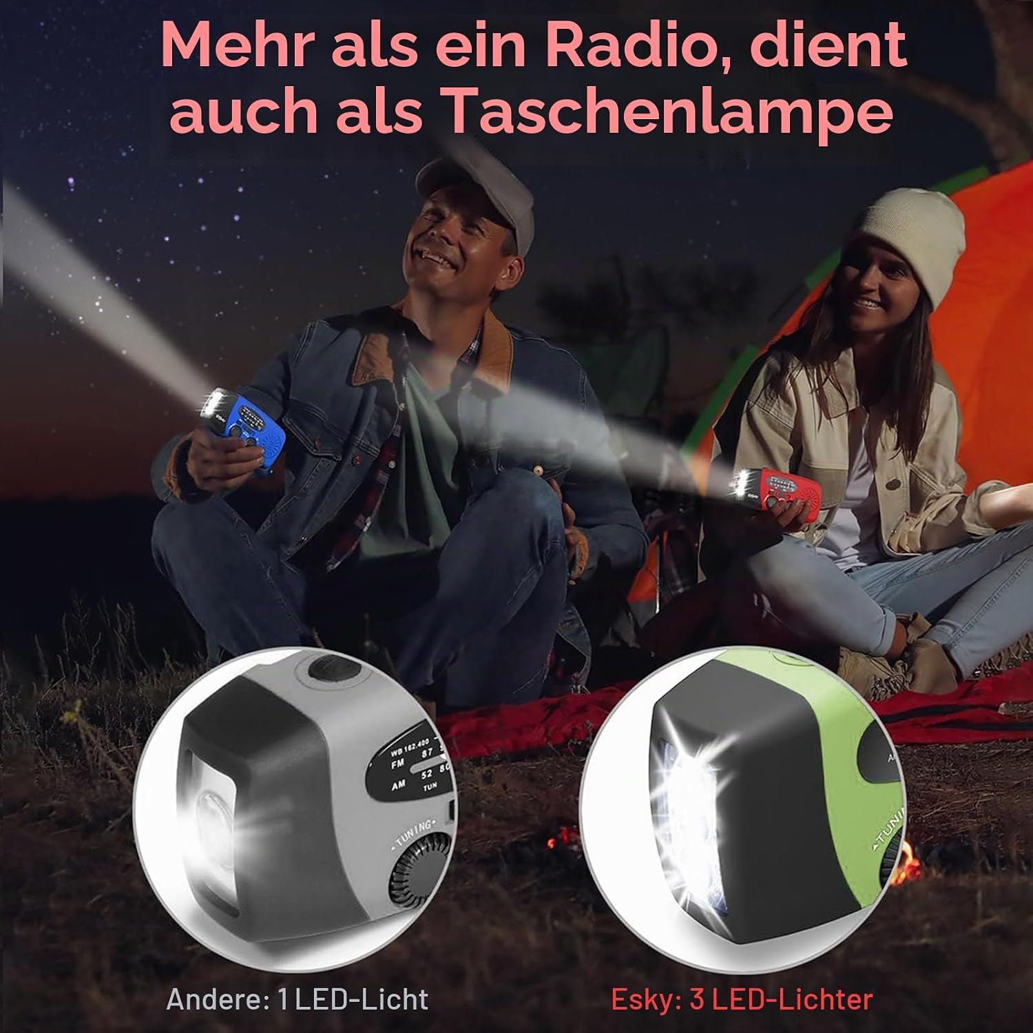 Ein Paar campt nachts unter Sternen und hält leuchtende Handradios mit Taschenlampen.