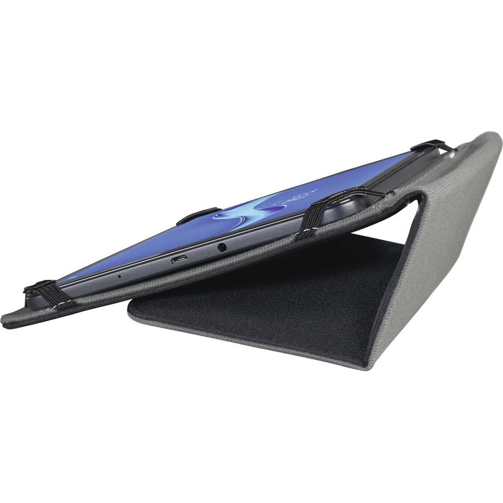Ein Tablet in einer grauen Ständerhülle wird von der Seite vor weißem Hintergrund gezeigt.