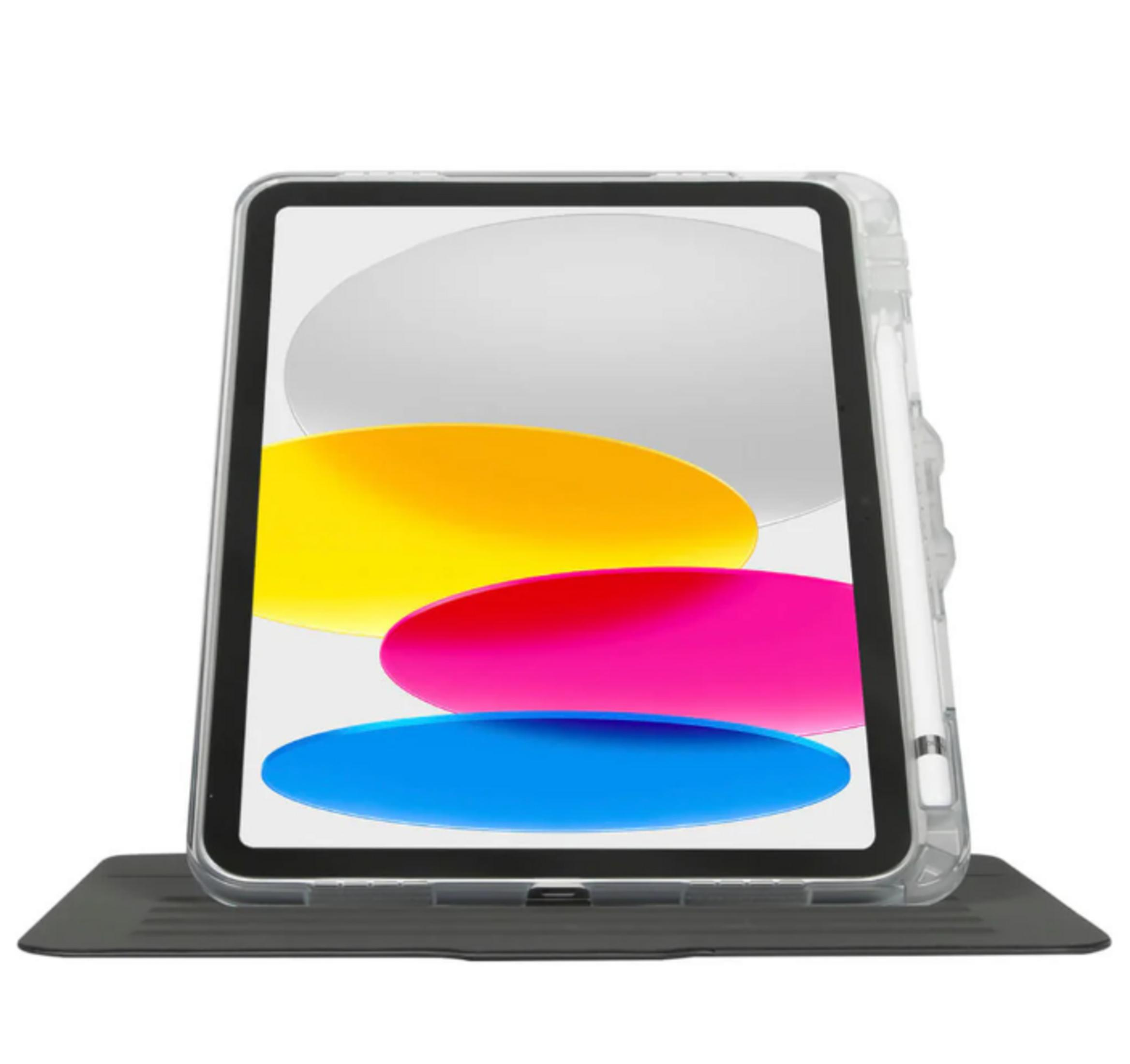 Una tablet en funda transparente con lápiz óptico sobre una cubierta negra y fondo blanco.