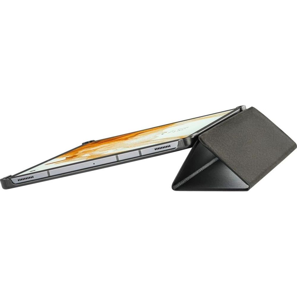 Ein Tablet in einer schwarzen Schutzhülle, die als Ständer auf weißem Hintergrund dient.