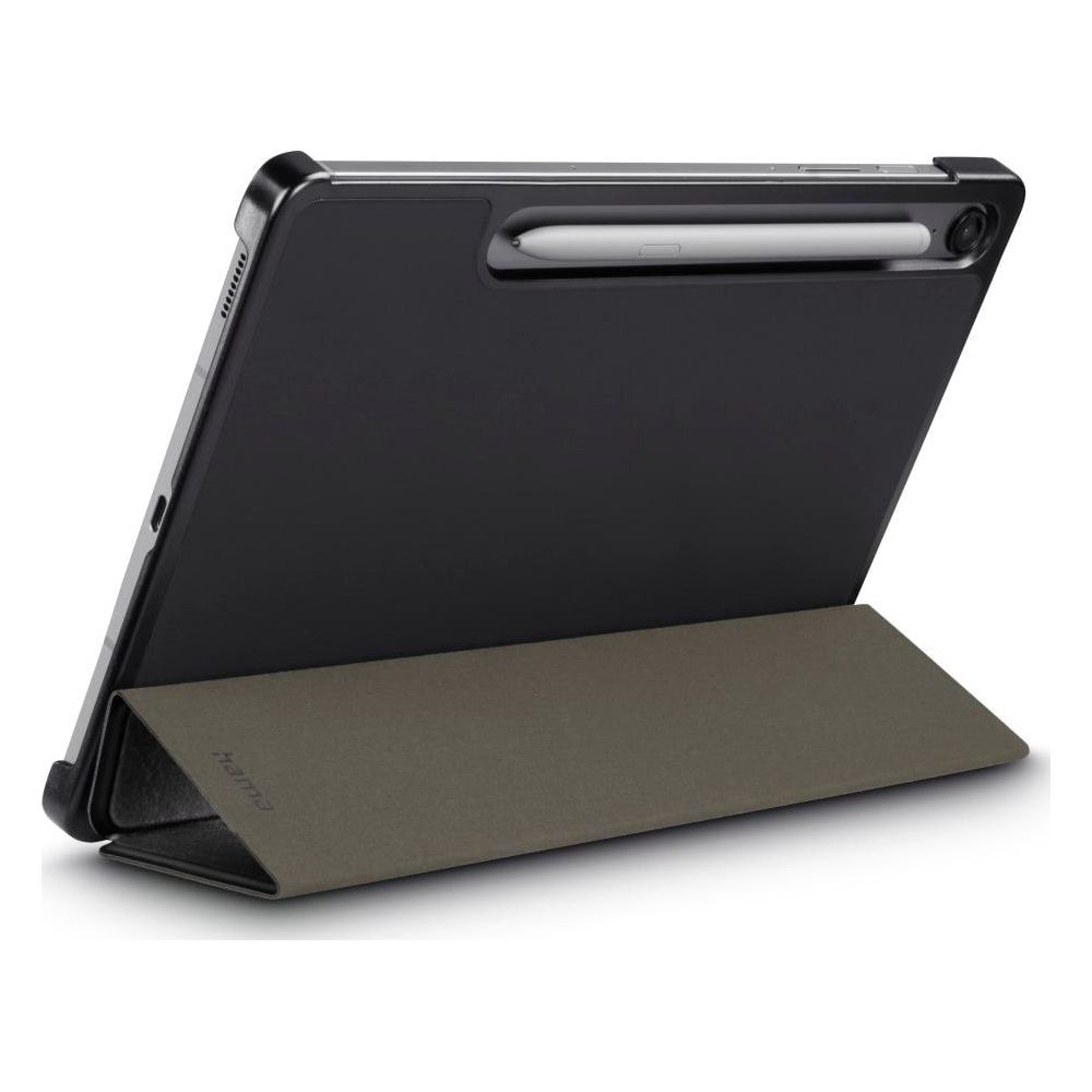 Ein schwarzes Tablet in einer dunkelgrauen Schutzhülle, schräg aufgestellt mit einem Stift auf der Rückseite.