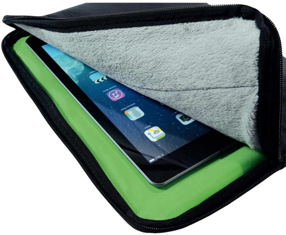 Un tablet con custodia verde in una custodia nera parzialmente aperta.