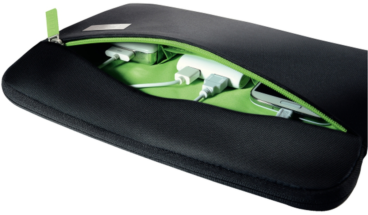 Custodia per laptop nera con cerniera verde aperta, piena di cavi di ricarica e dispositivi.