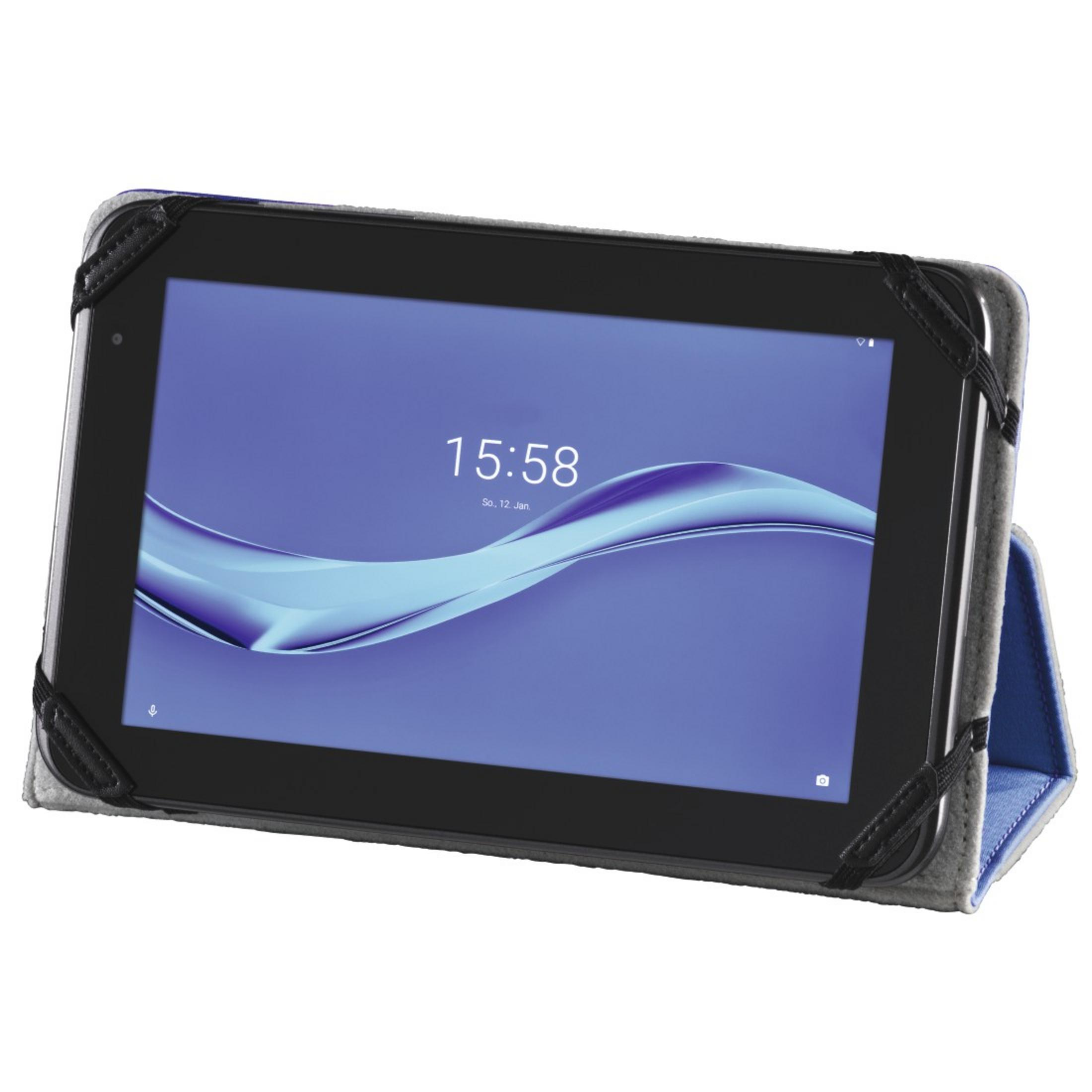 Un tablet in una custodia protettiva grigia e blu, in piedi su una superficie bianca, che mostra l'ora 15:58.