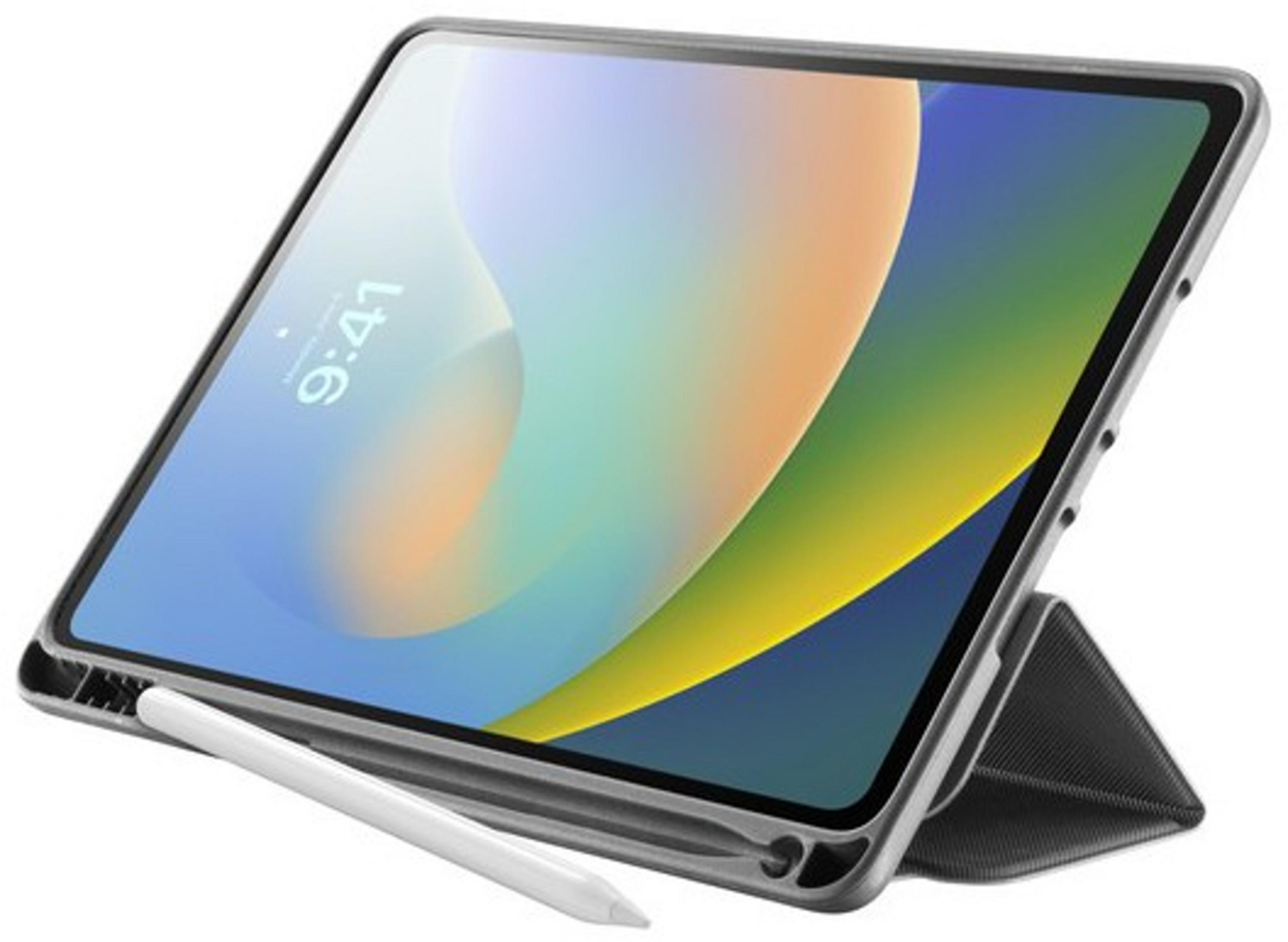 Ein Tablet in einer Schutzhülle steht aufgestellt auf weißem Hintergrund, ein weißer Stift liegt davor.