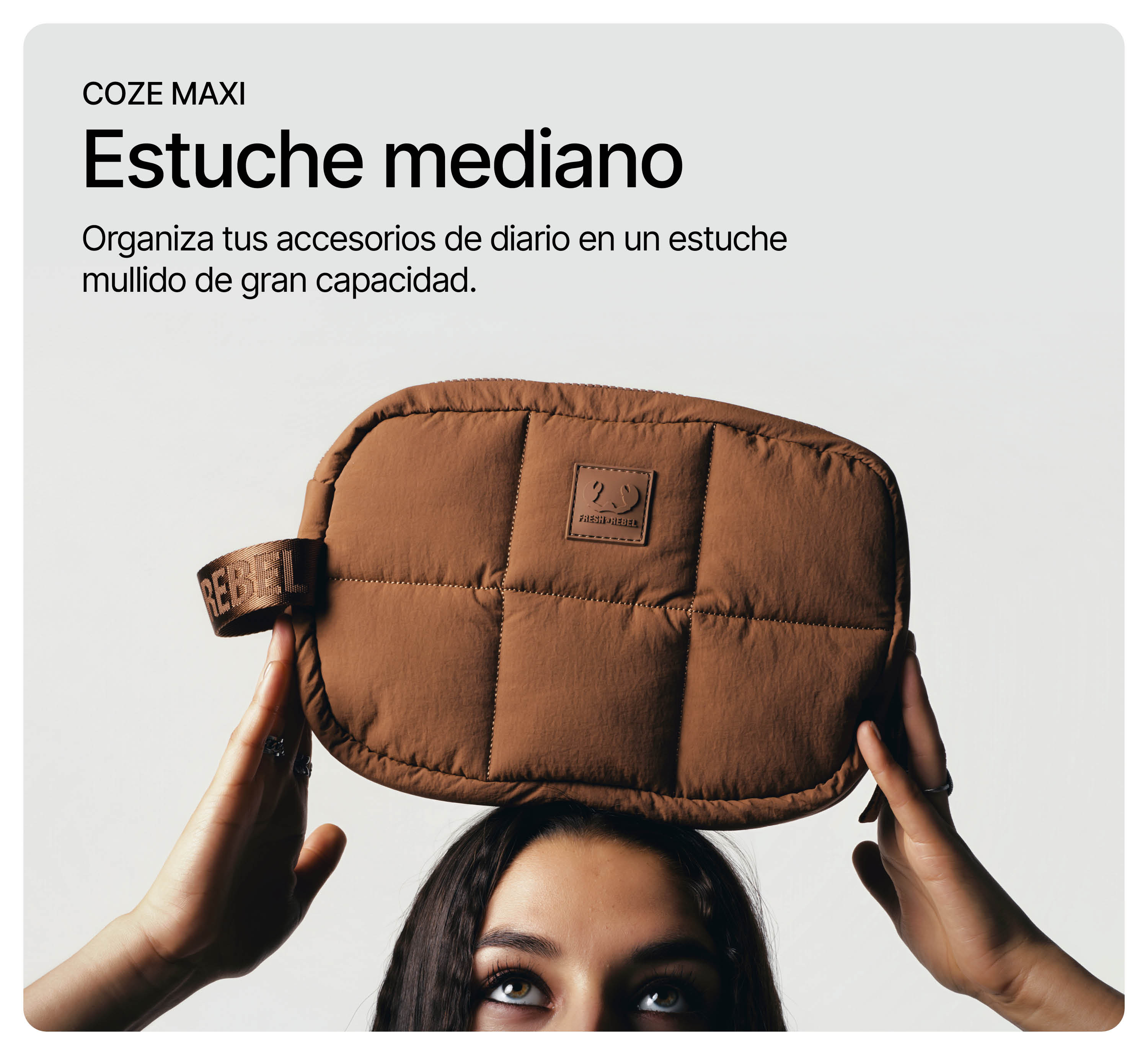 Eine Frau hält eine braune, gesteppte Coze Maxi Tasche über ihren Kopf, Text im oberen Bereich.