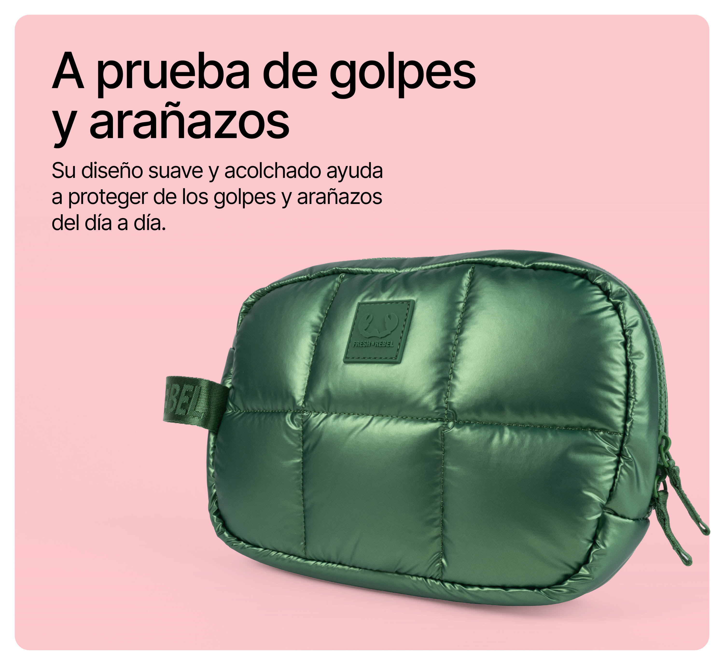 Eine glänzende, grüne, gesteppte Tasche auf rosa Hintergrund mit spanischem Text.