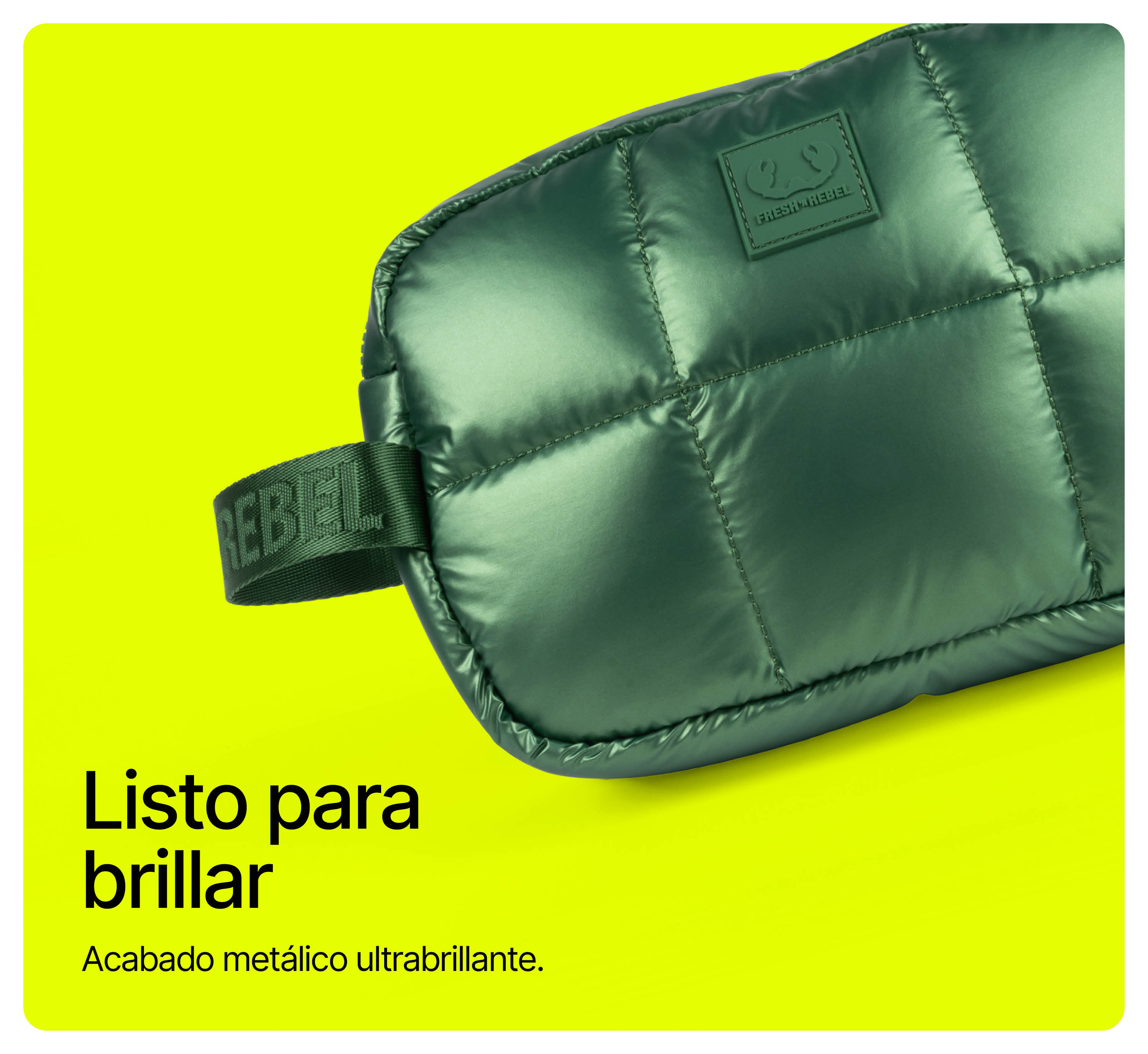 Glänzende, gesteppte grüne Tasche auf gelbem Hintergrund mit spanischem Text.