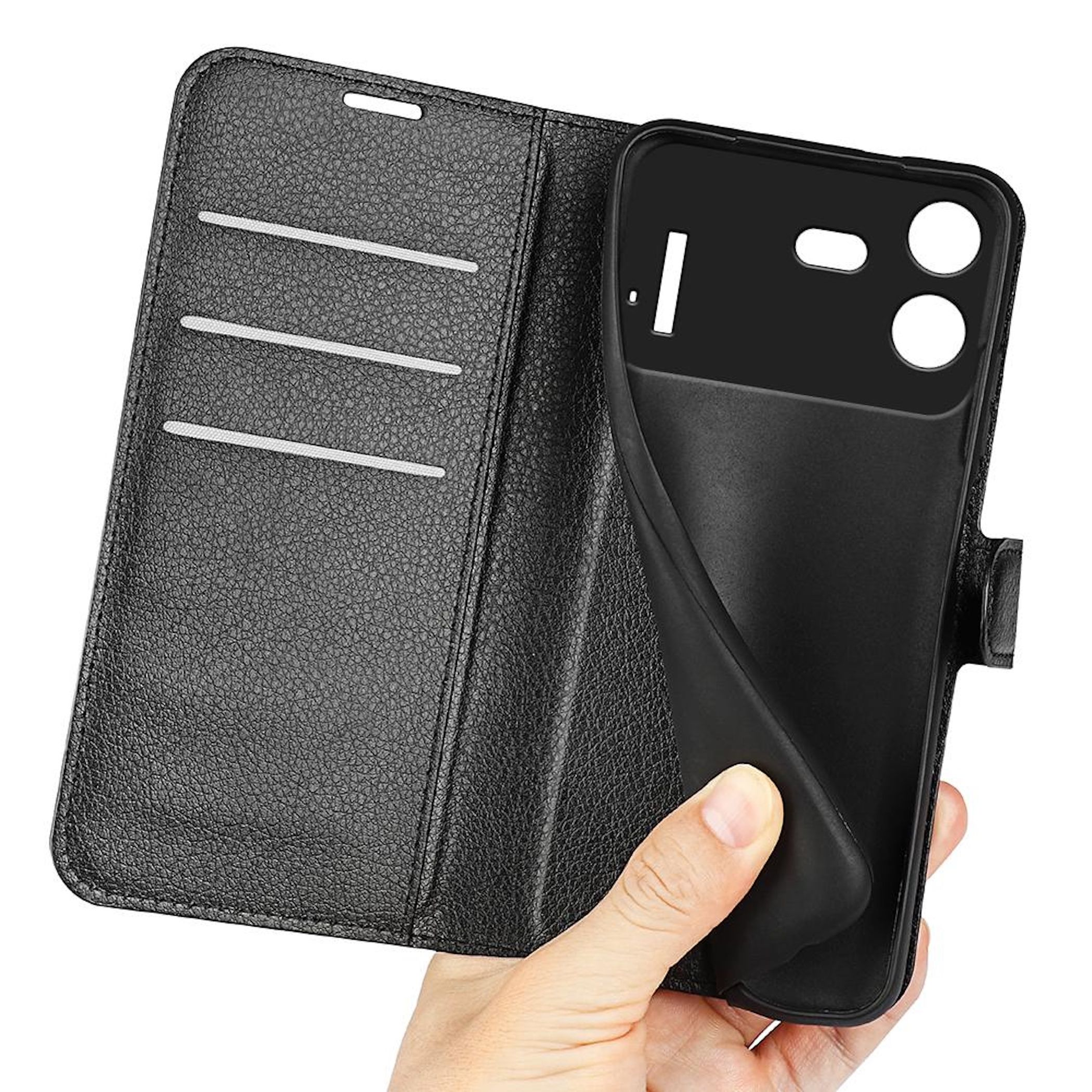 Eine schwarze Leder-Handyhülle mit Kartenfächern wird von einer Hand vor einem weißen Hintergrund gehalten.