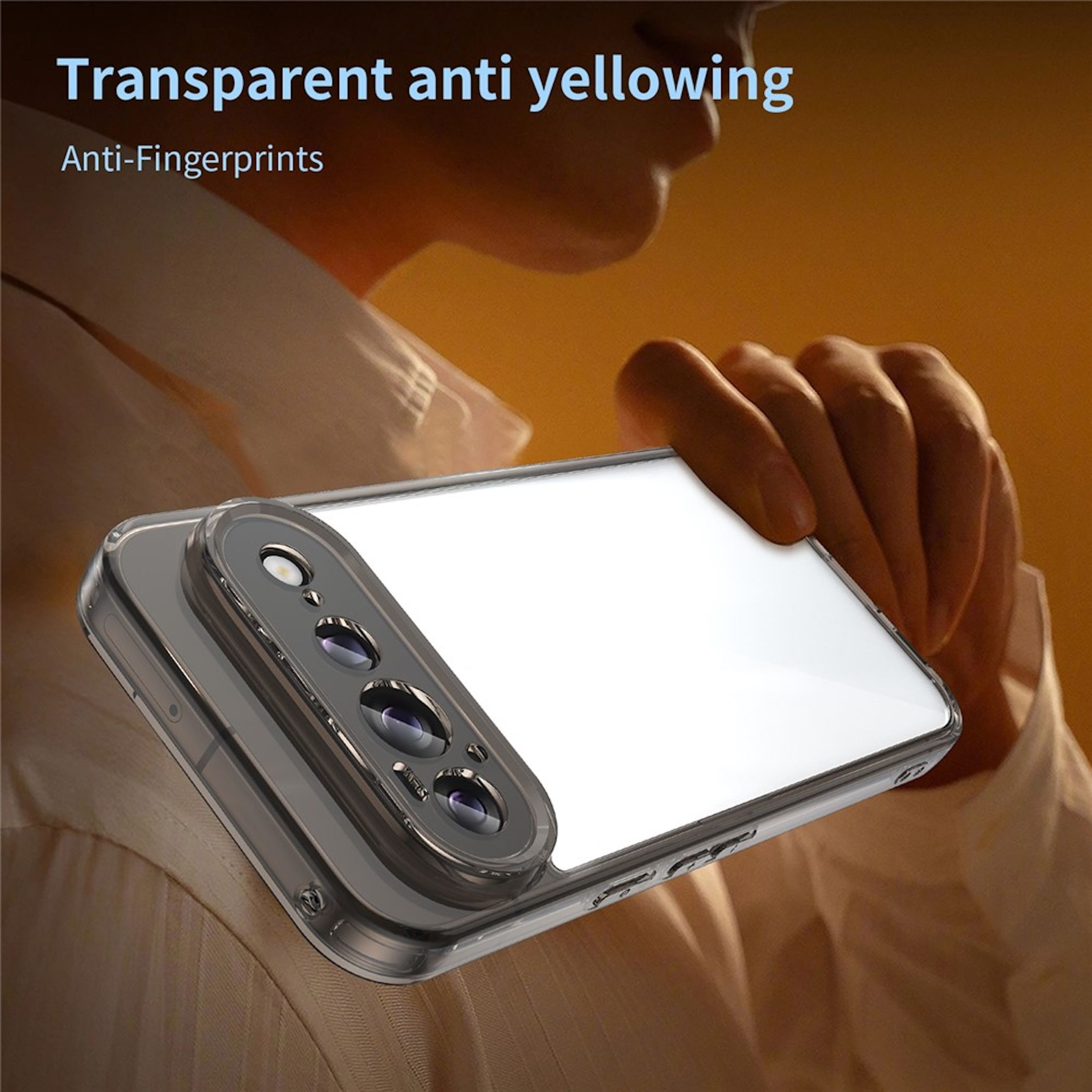 Eine Person hält ein Smartphone mit transparenter Schutzhülle und zeigt das Kameramodul.