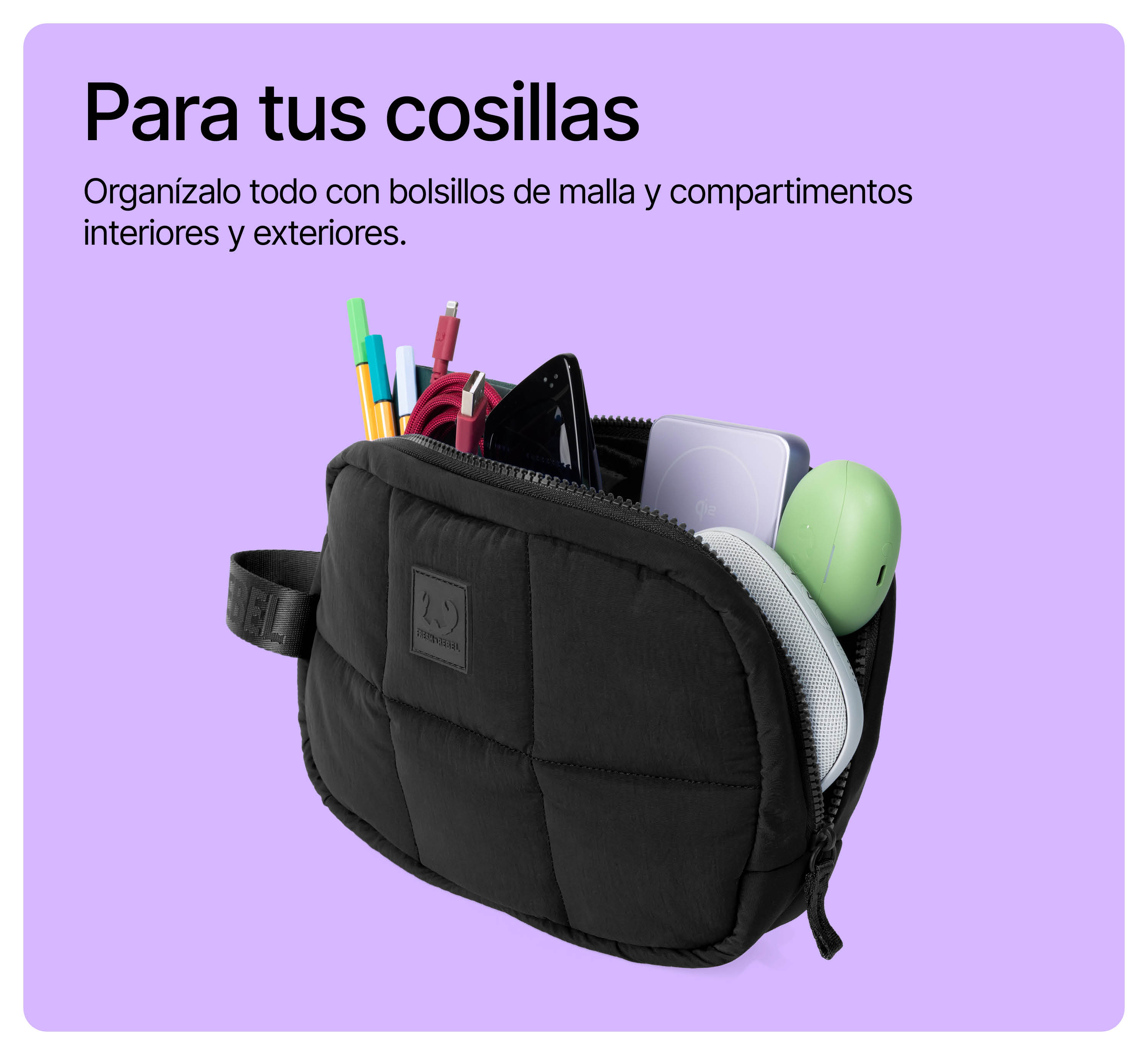 Schwarze Kulturtasche gefüllt mit Stiften, Powerbank und Kopfhörern vor lila Hintergrund.