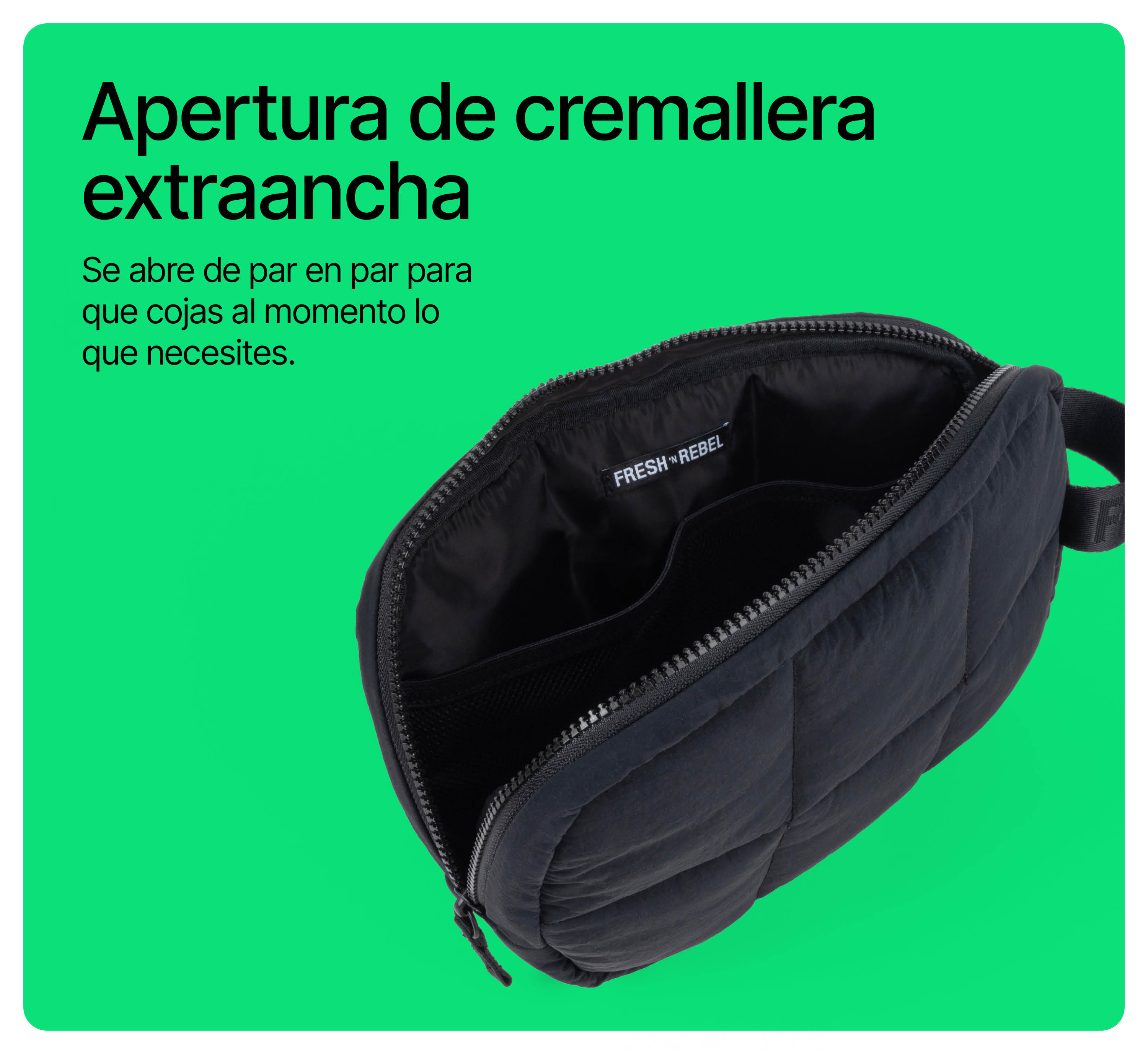 Eine offene schwarze Stepptasche mit breitem Reißverschluss vor grünem Hintergrund mit spanischem Text.