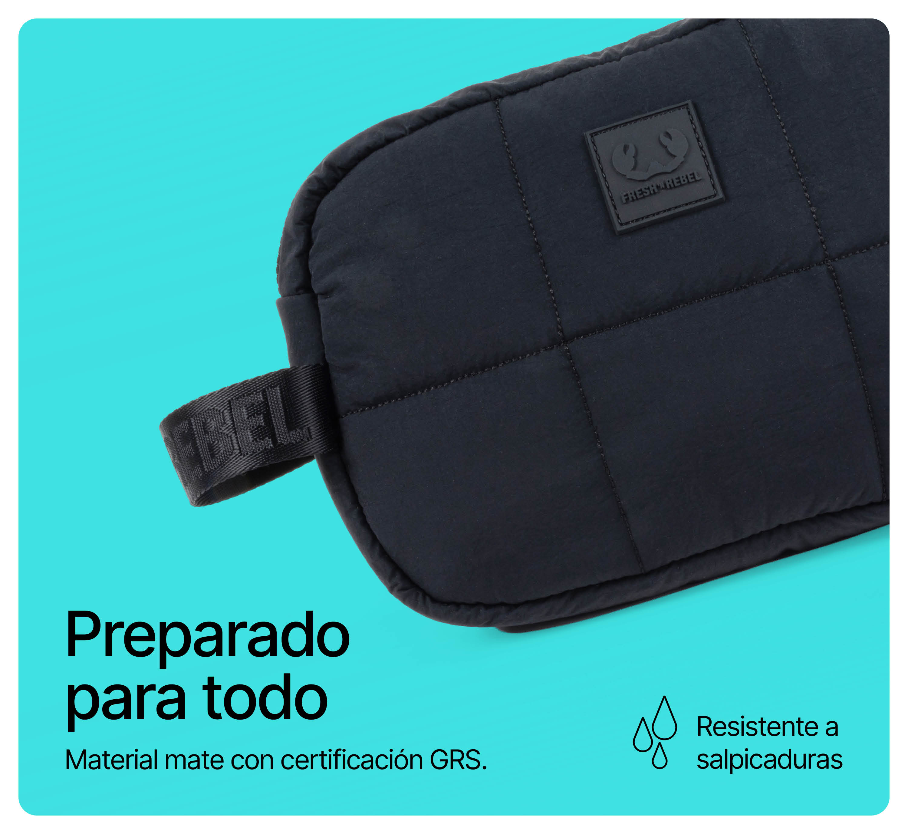 Eine schwarze, gesteppte Tasche mit Logo auf türkisfarbenem Hintergrund und spanischem Text.