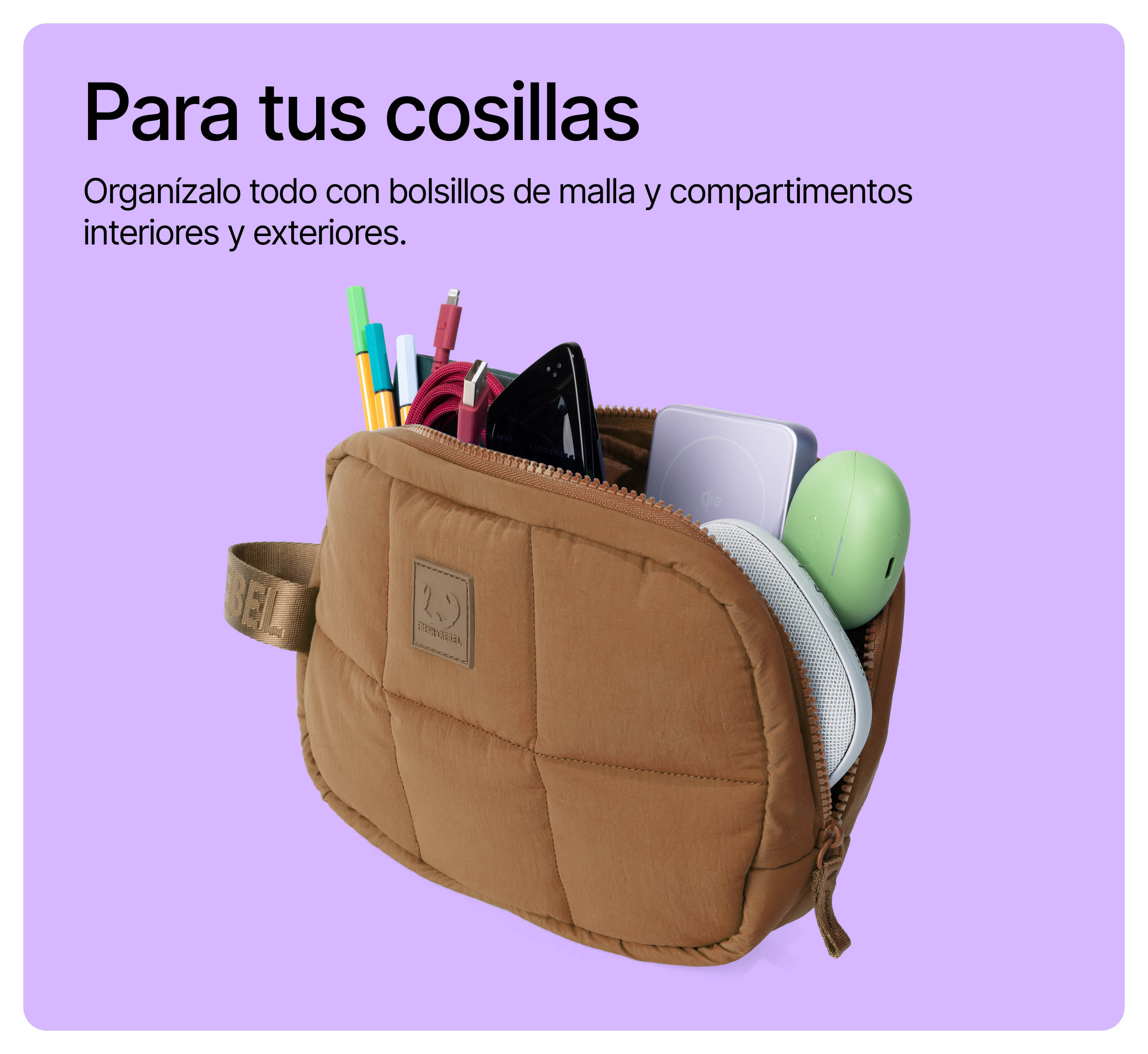 Eine braune, gesteppte Tasche auf lila Hintergrund ist mit Stiften, einer Powerbank und Gadgets gefüllt.