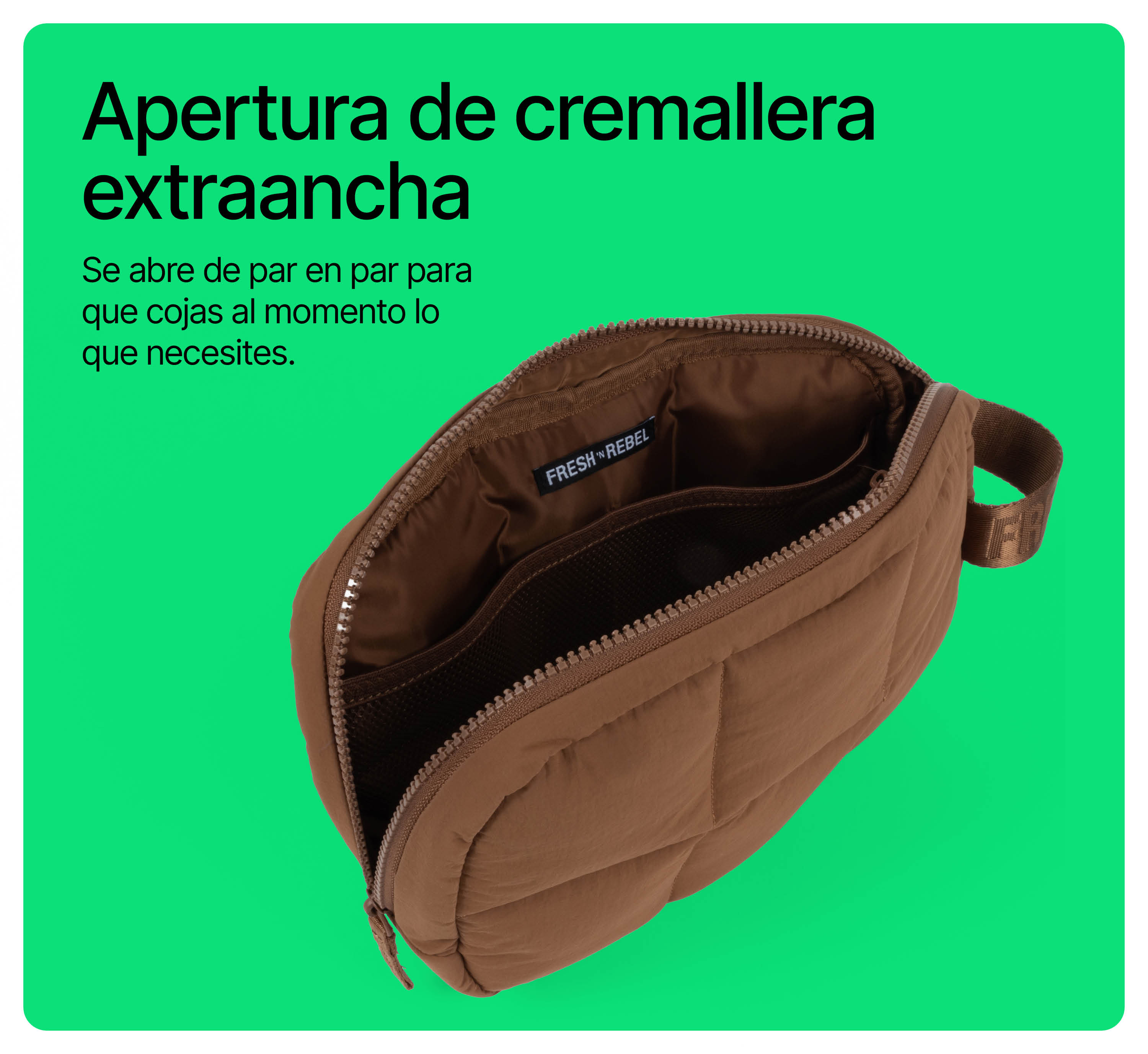 Eine offene braune gesteppte Tasche vor einem grünen Hintergrund mit spanischem Text.