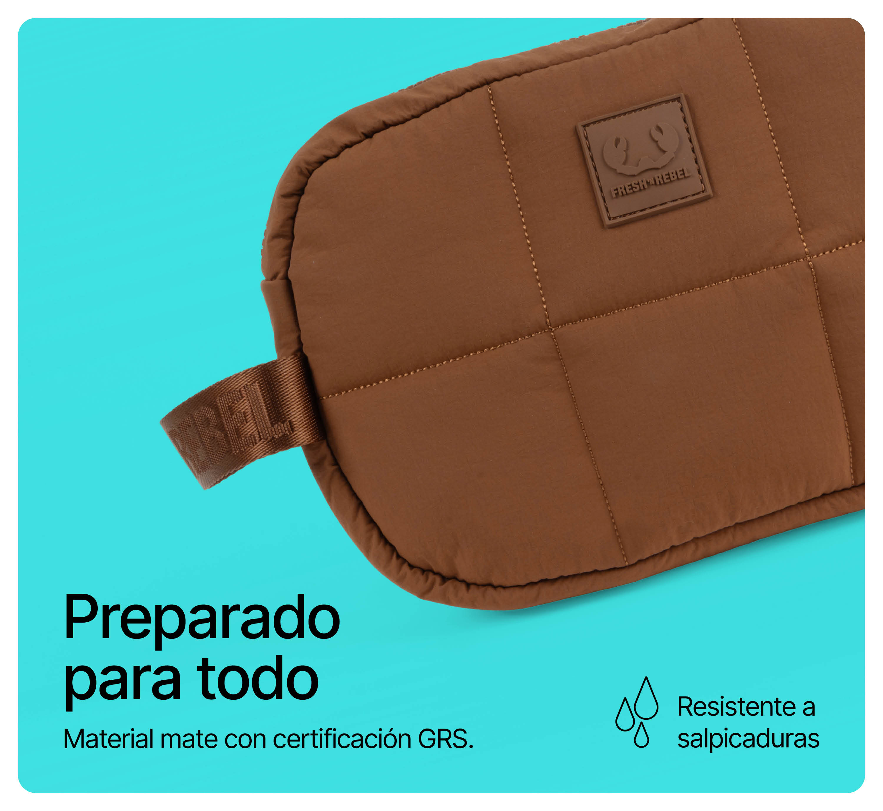 Eine braune gesteppte Tasche auf türkisem Hintergrund mit spanischem Text.