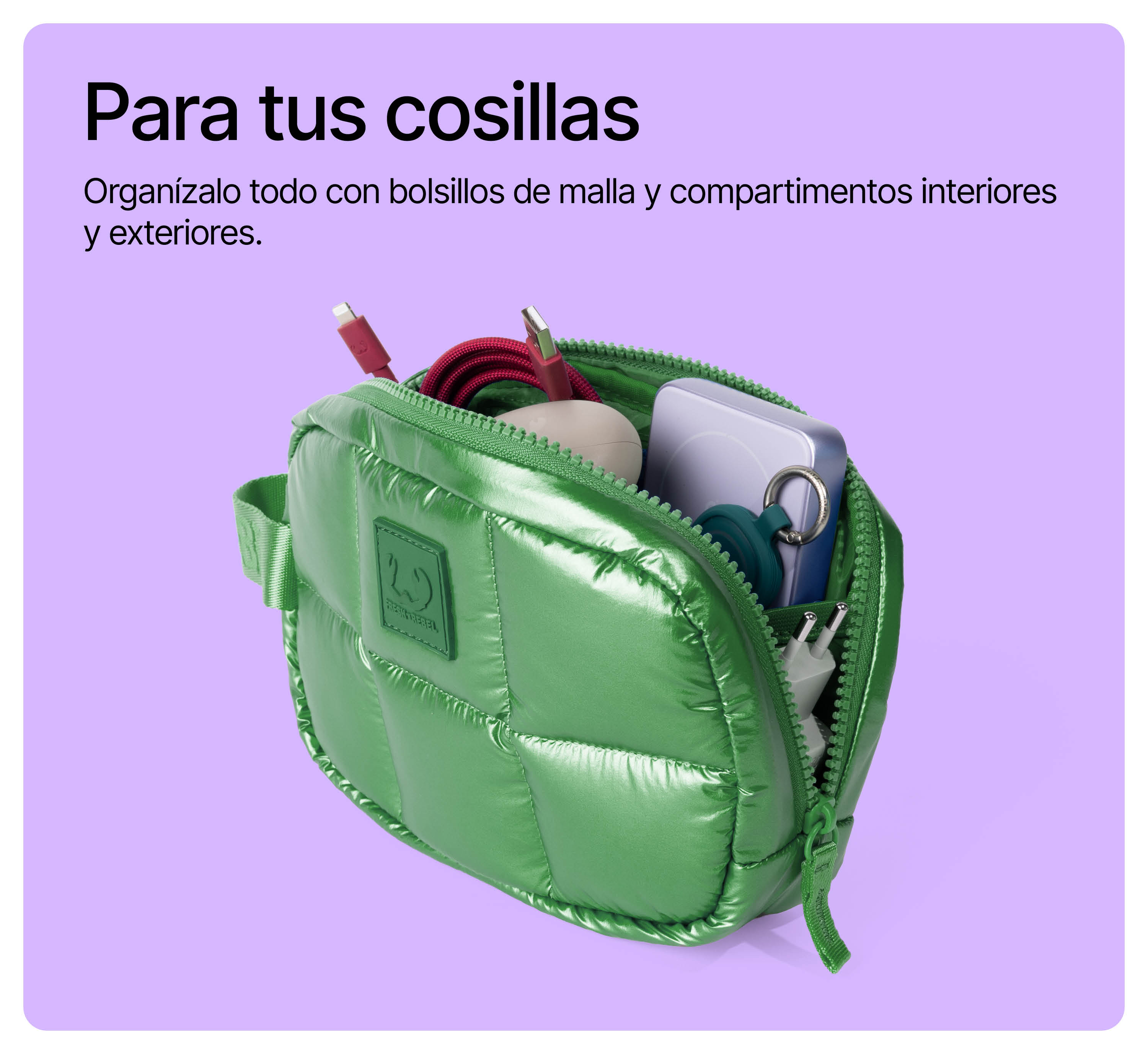 Eine glänzende grüne Kosmetiktasche auf lila Hintergrund mit Ladekabeln, Powerbank und Stecker im inneren Fach.