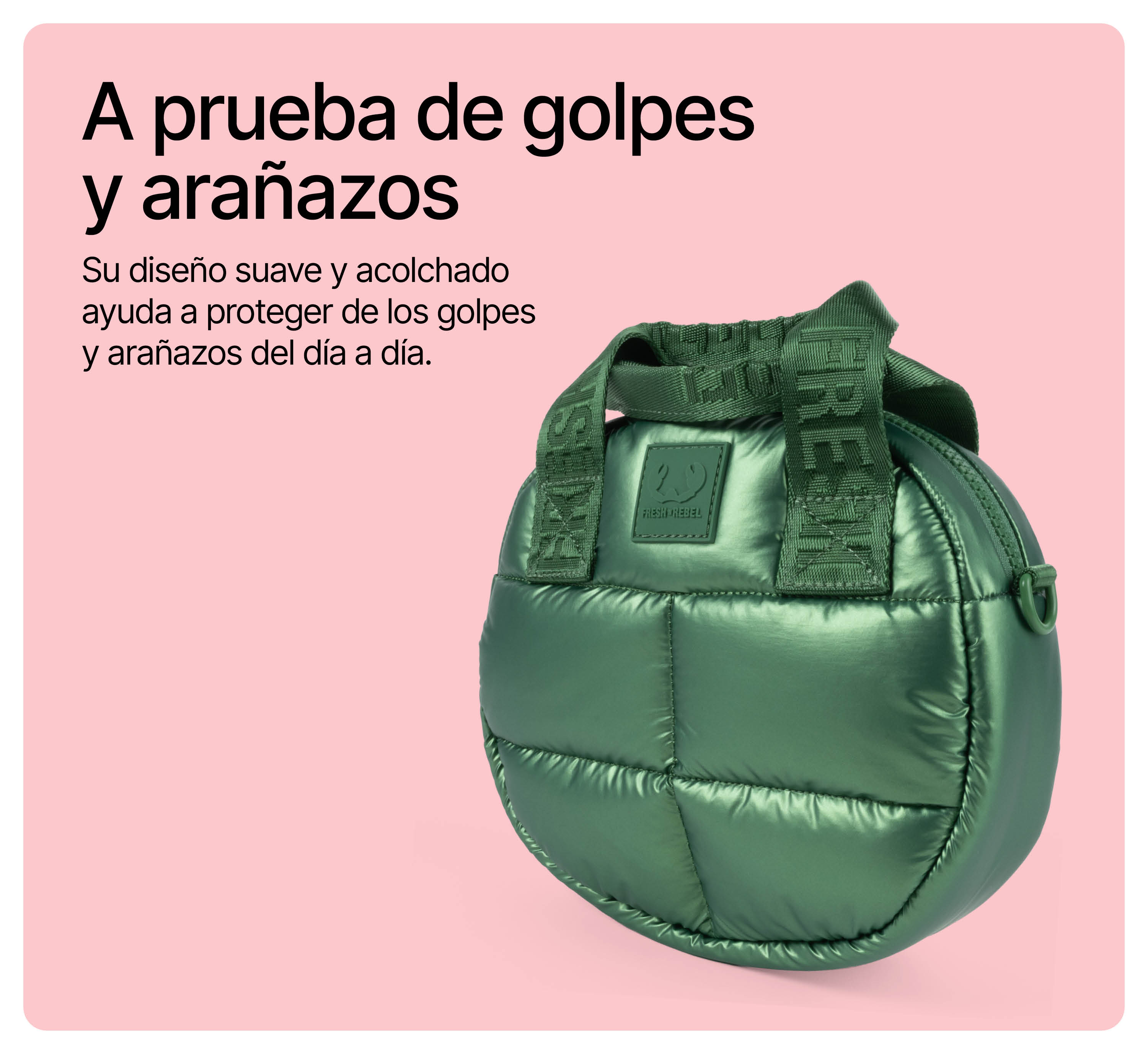 Un bolso redondo acolchado verde sobre fondo rosa con texto en español.