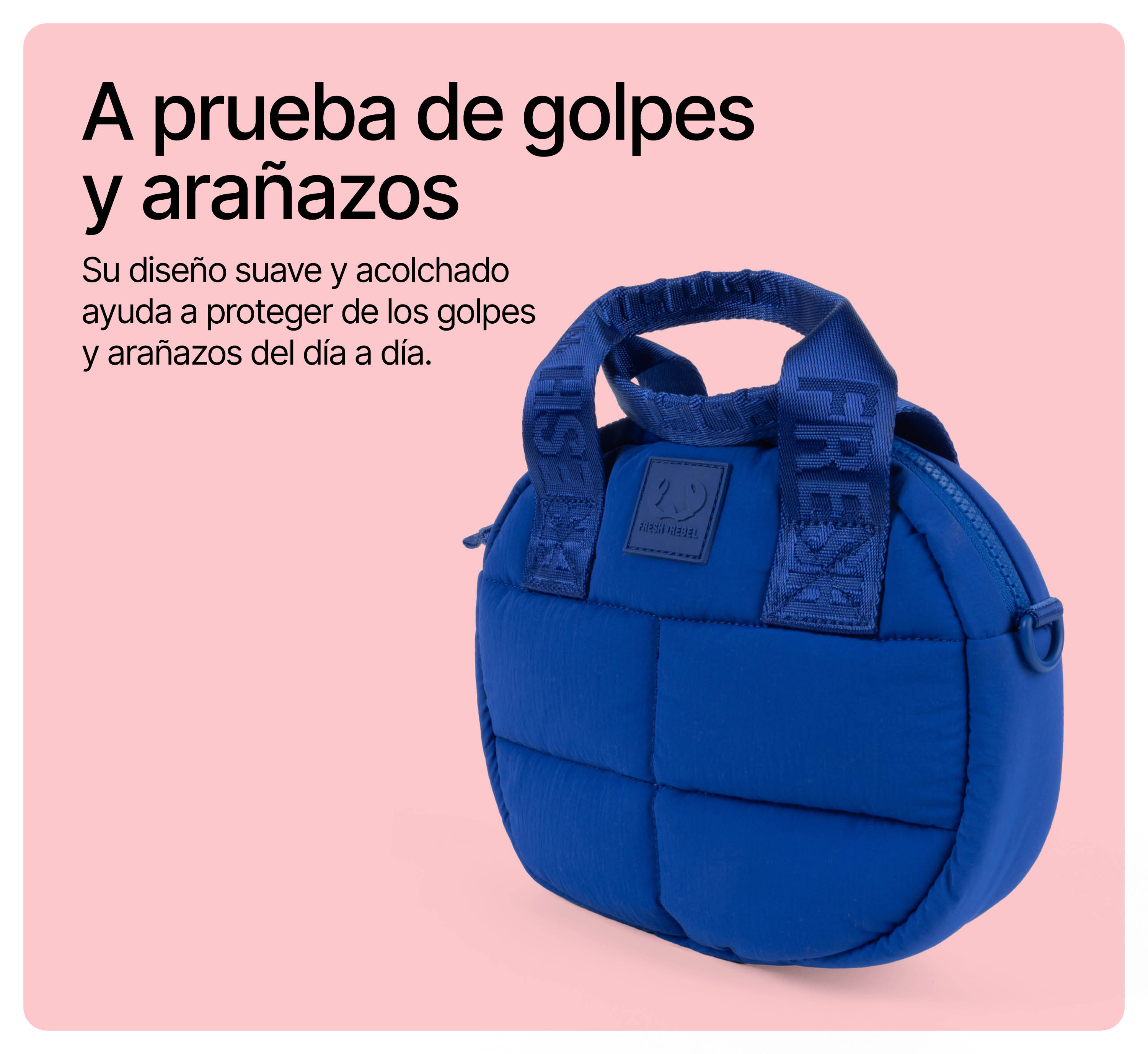 Un bolso bandolera acolchado azul sobre fondo rosa con texto en español.