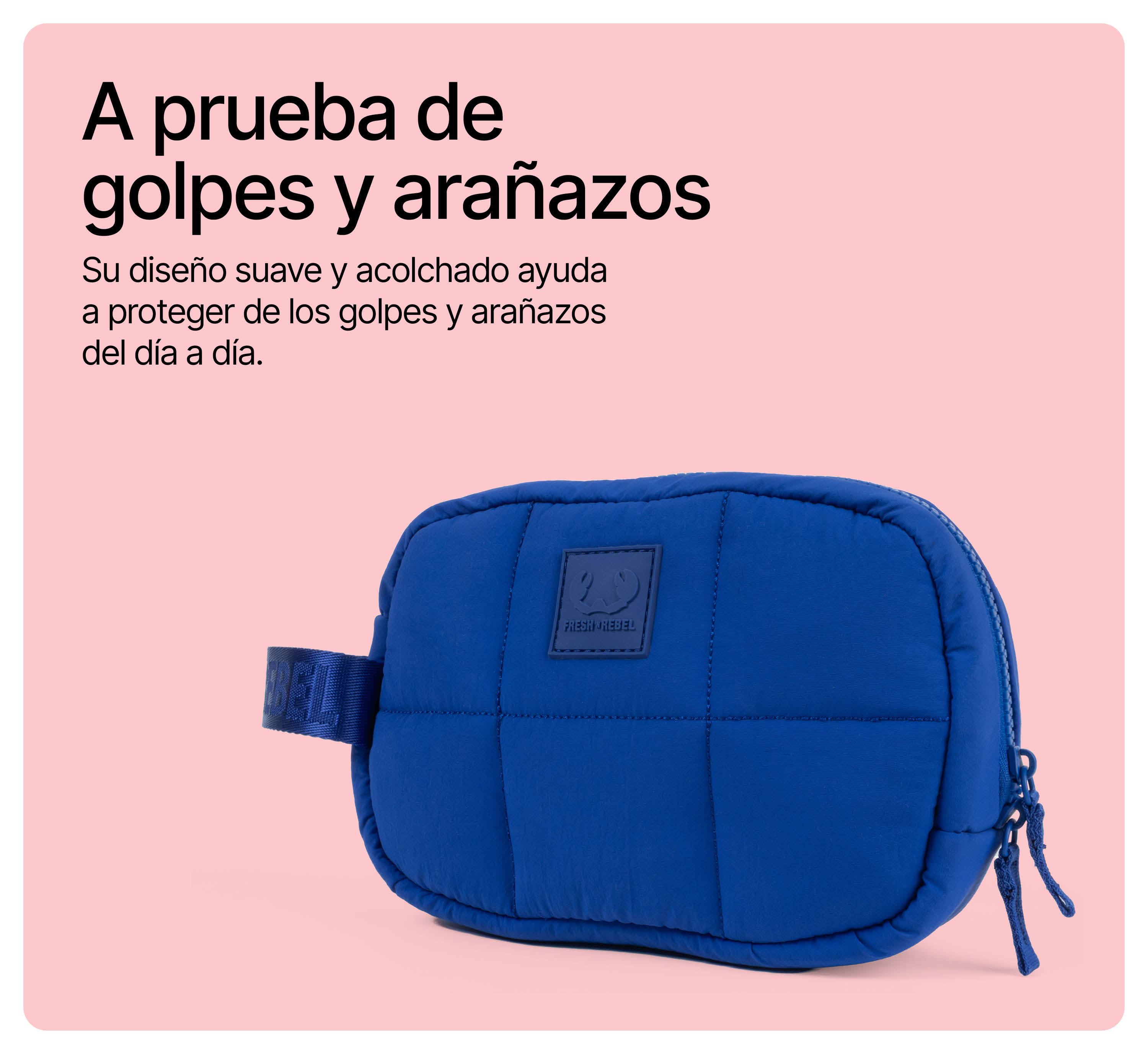 Blaue, gesteppte Tasche auf rosafarbenem Hintergrund mit spanischem Text.
