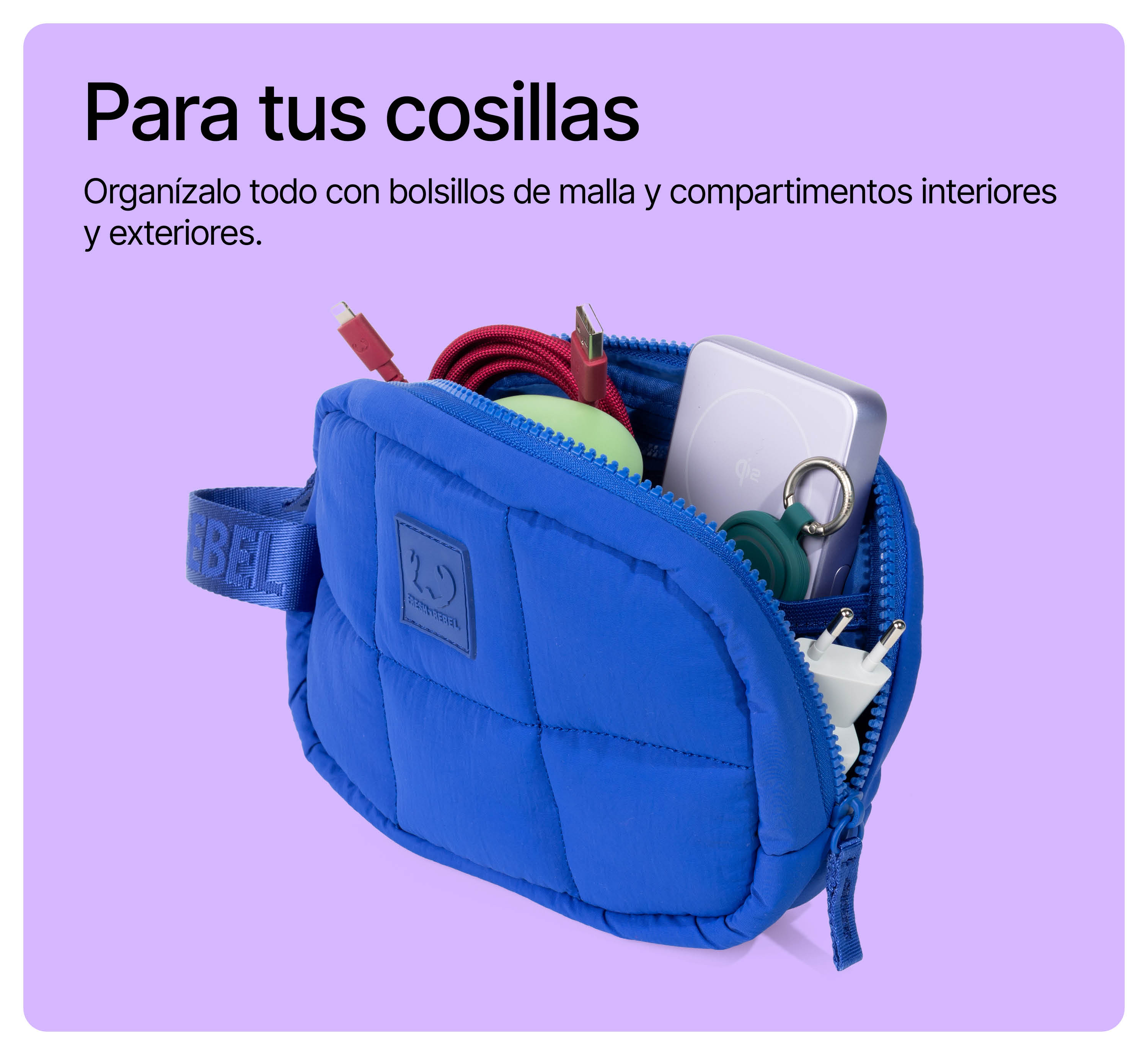 Blaue gesteppte Tasche offen auf lila Hintergrund mit Ladekabeln, Powerbank und Zubehör im Inneren.