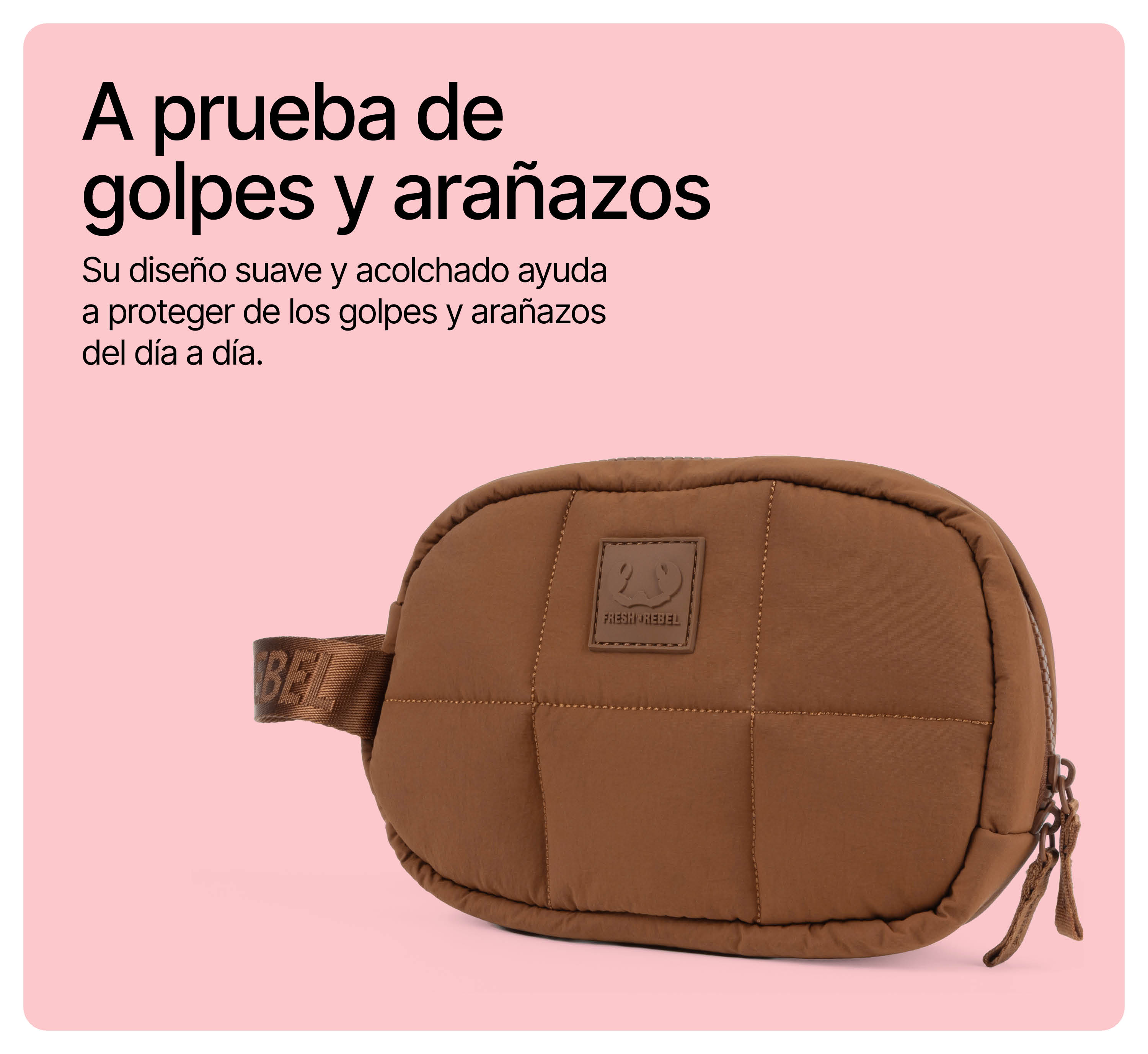 Eine braune, gesteppte Tasche mit Reißverschluss vor rosa Hintergrund und spanischem Text.