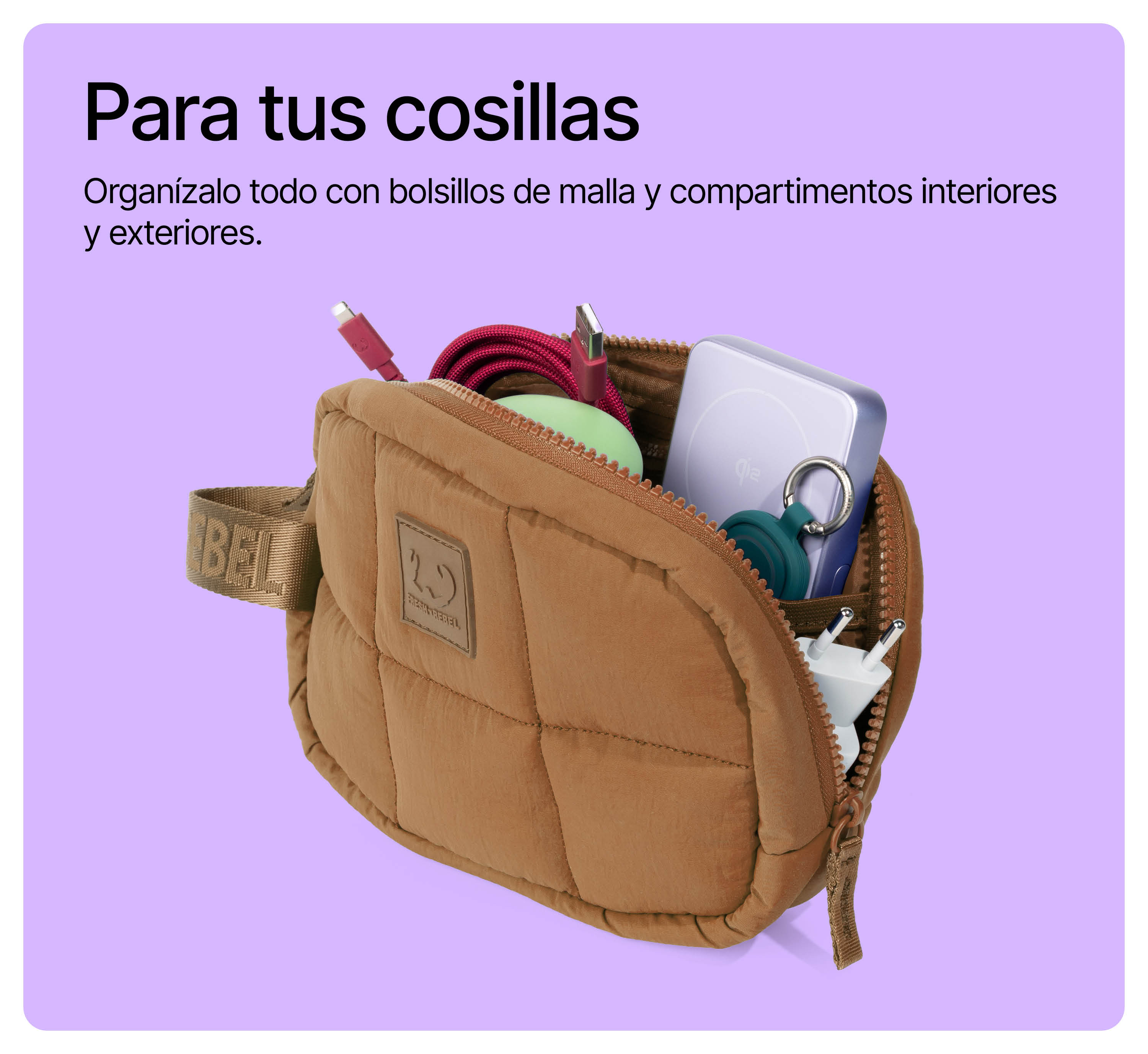 Eine braune, gesteppte Organizer-Tasche gefüllt mit Gadgets, Kabeln und einer Powerbank auf lilafarbenem Hintergrund.