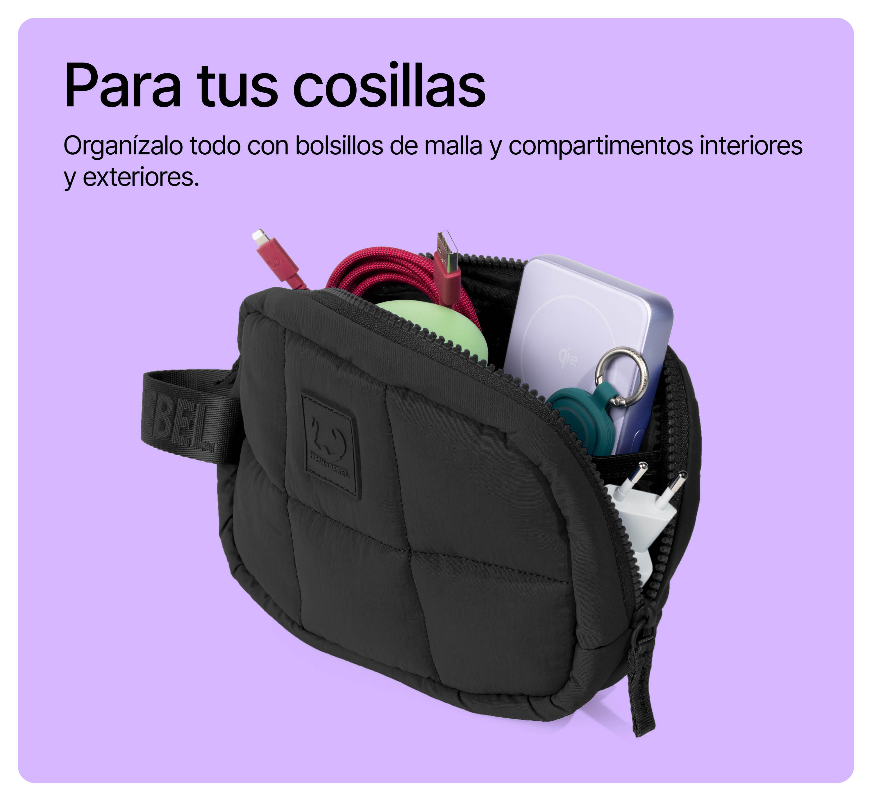 Eine offene schwarze gesteppte Tasche auf lilafarbenem Hintergrund, gefüllt mit Tech-Zubehör wie Kabeln und Powerbank.