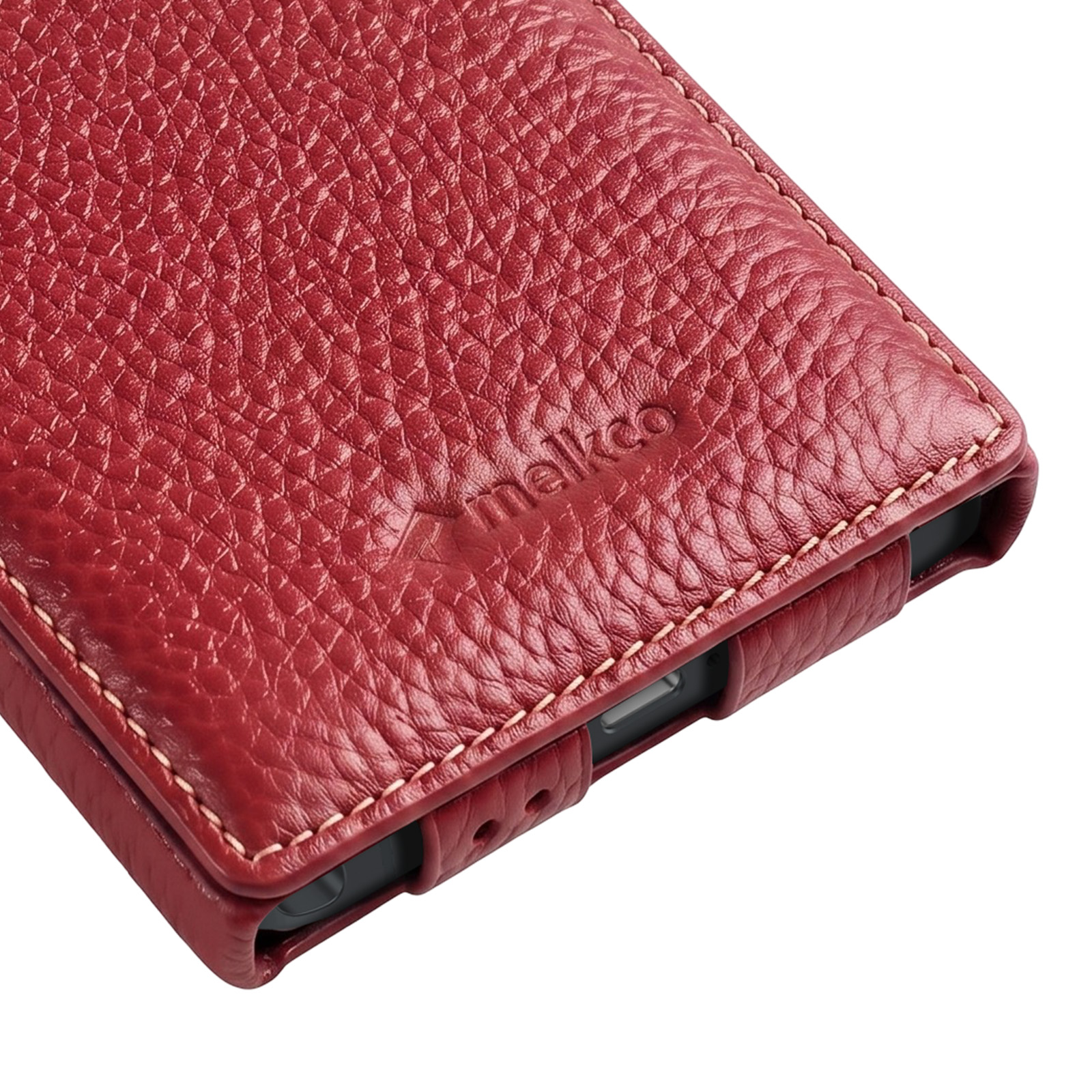 Nahaufnahme einer roten Leder-Smartphone-Hülle mit sichtbaren Nähten und dem Markennamen.
