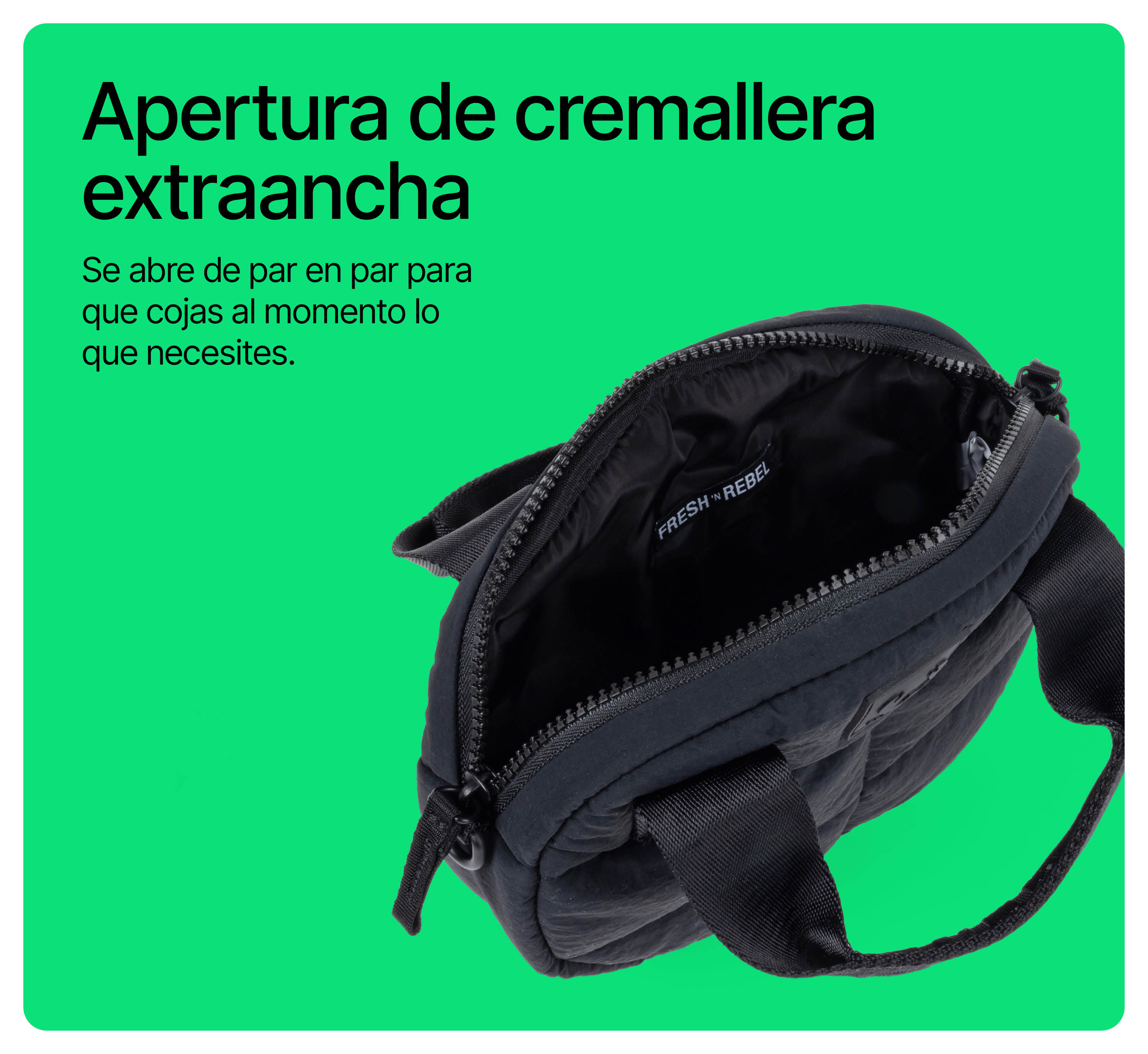 Un bolso negro abierto con cremallera ancha sobre un fondo verde brillante.