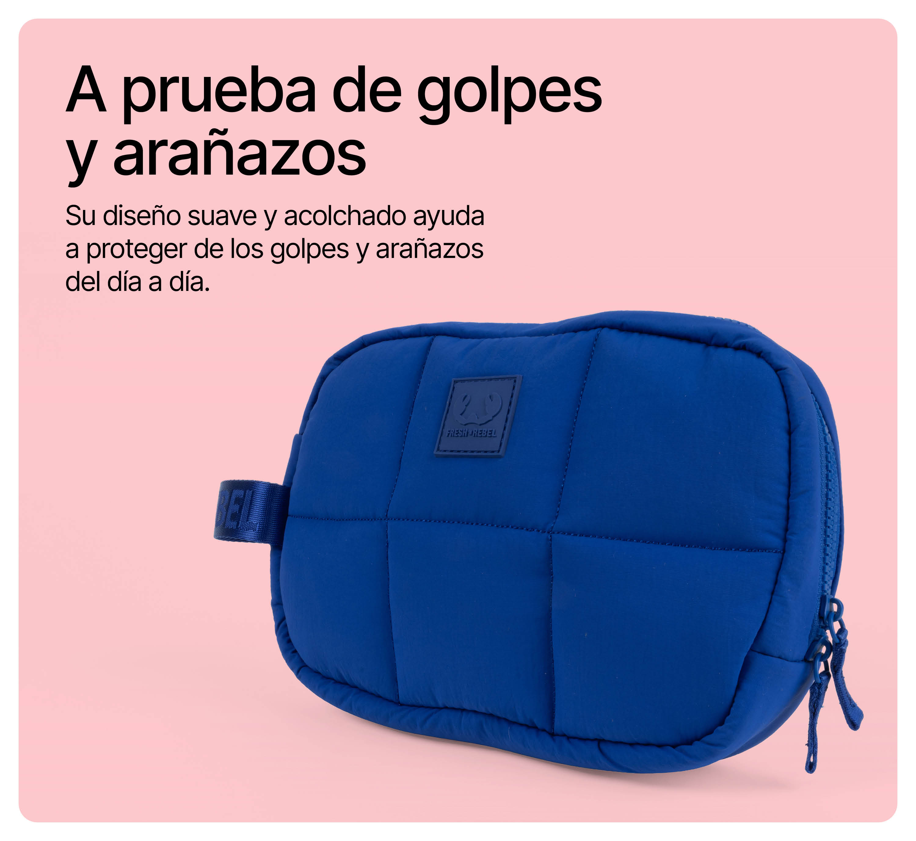 Blaue, gesteppte Tasche auf rosa Hintergrund mit spanischem Text.