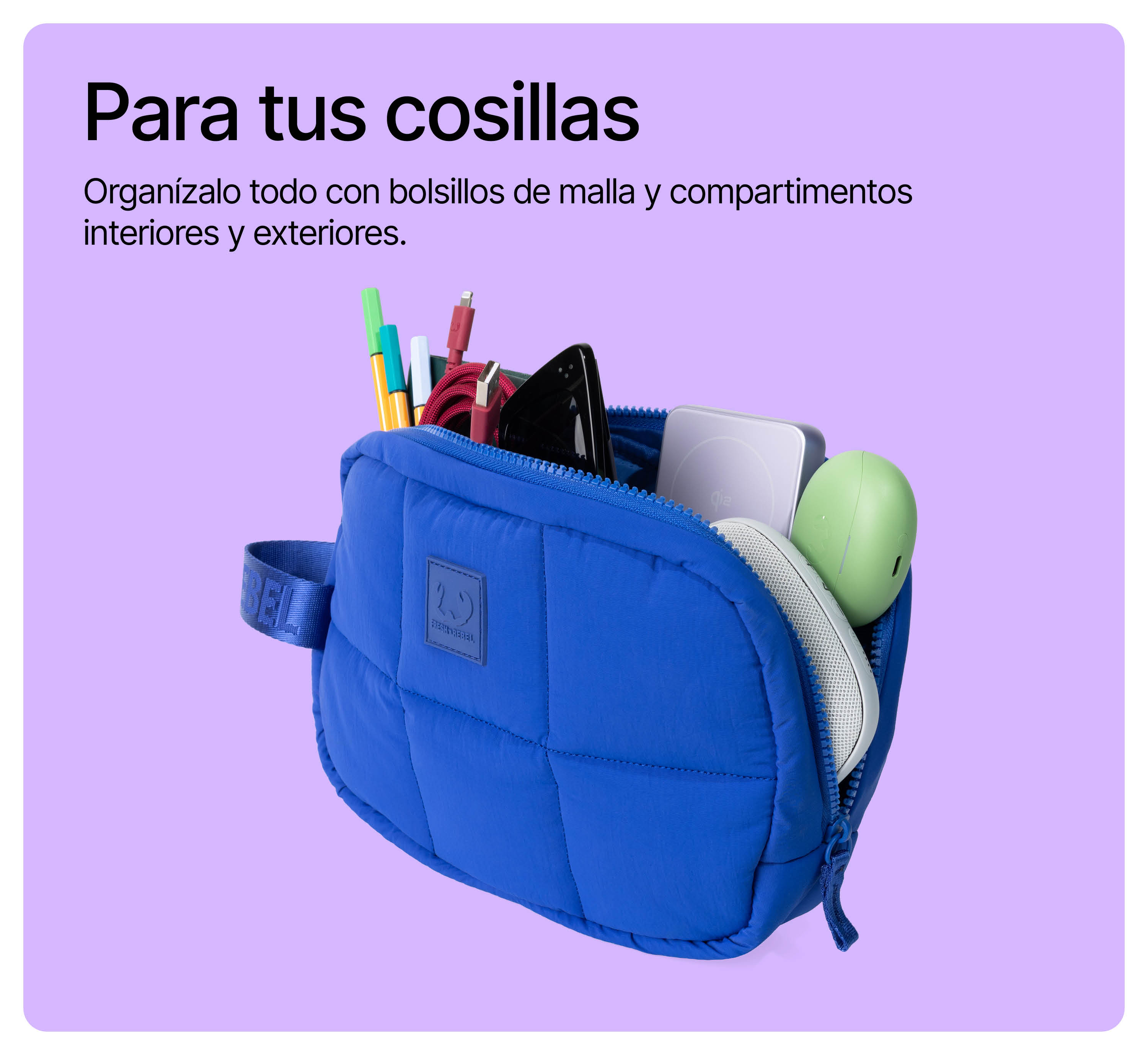 Blaue gesteppte Tasche auf lilafarbenem Hintergrund, gefüllt mit Stiften, Powerbank und Kopfhörern.