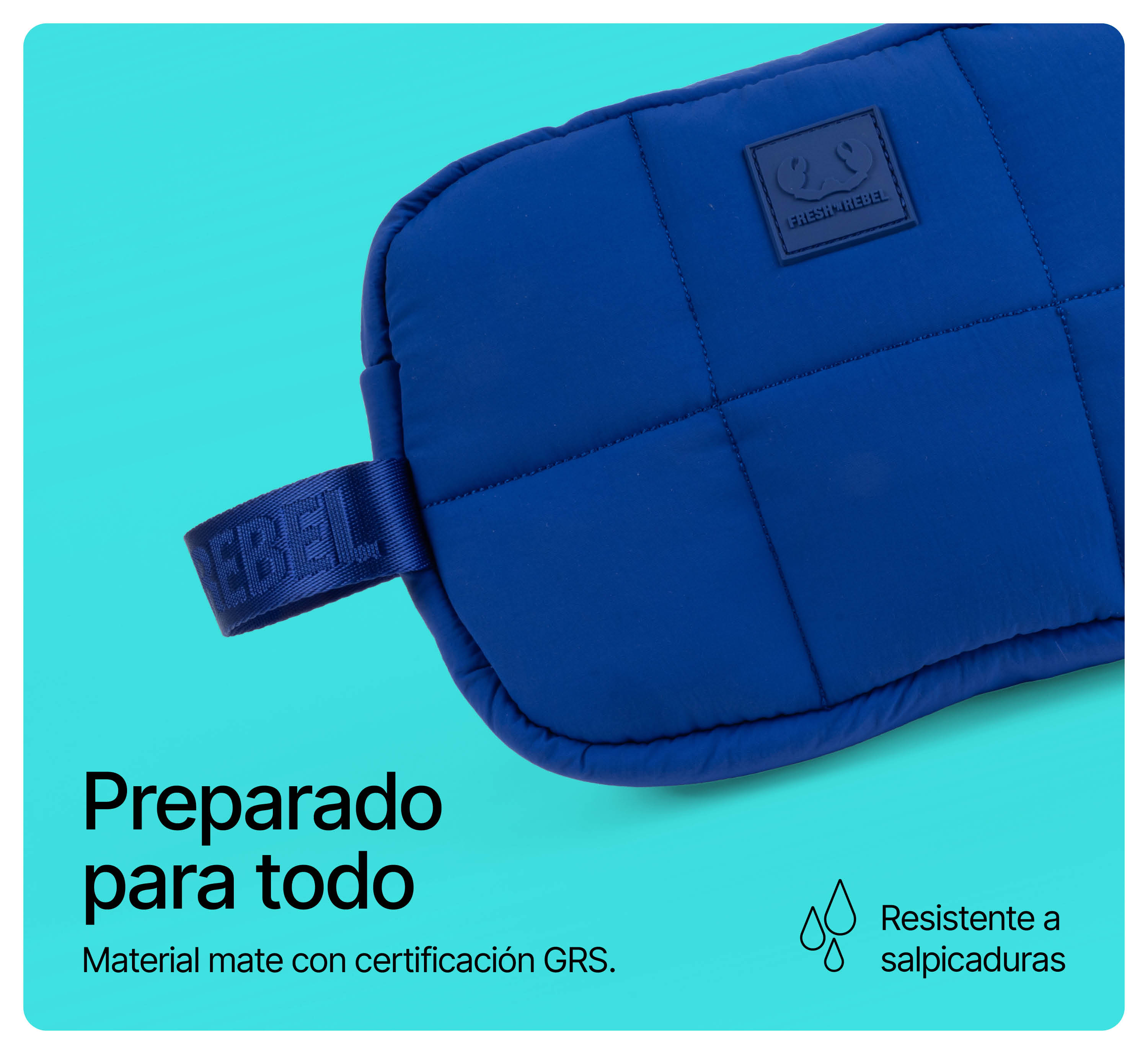 Eine blaue gesteppte Tasche mit Logo-Patch auf türkisem Hintergrund mit spanischem Werbetext.