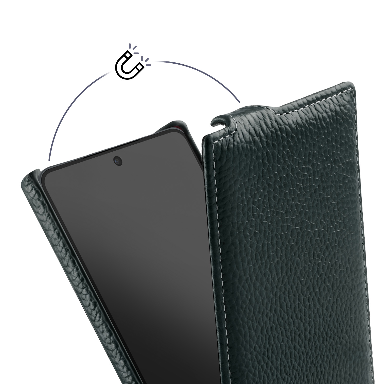 Ein Smartphone gleitet in eine schwarze Lederhülle mit Magnetverschluss.
