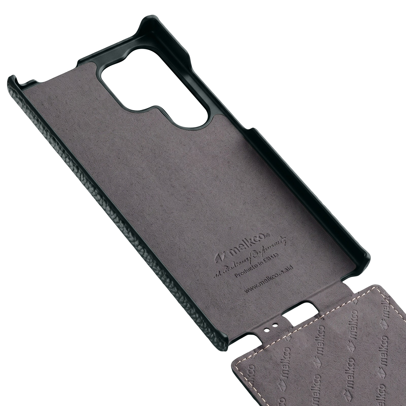 Schwarze Leder-Handyhülle mit grauer Innenseite und Markenemblem auf weißem Hintergrund.