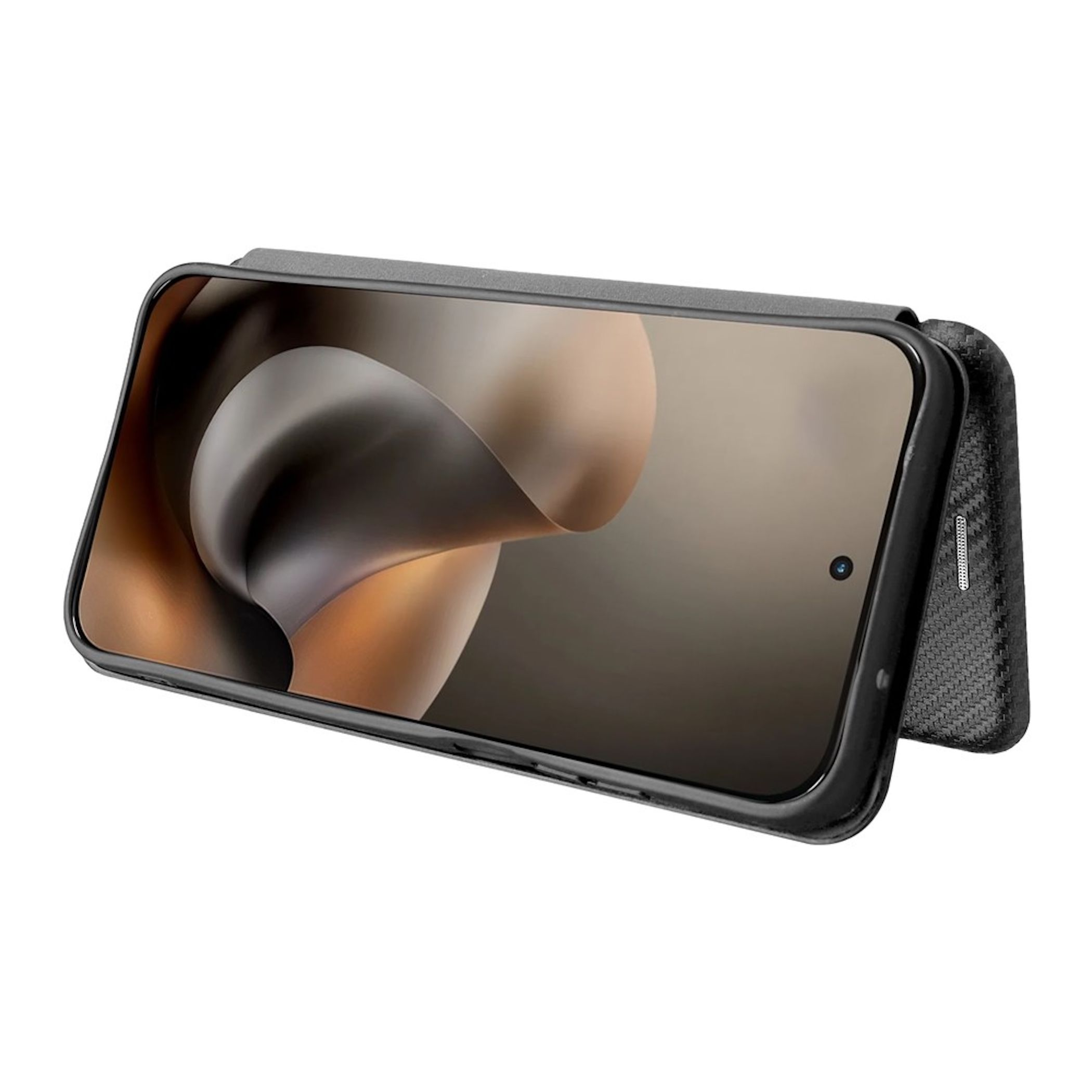 Ein schwarzes Smartphone in einer Carbon-Hülle steht horizontal vor weißem Hintergrund mit abstraktem Hintergrundbild.