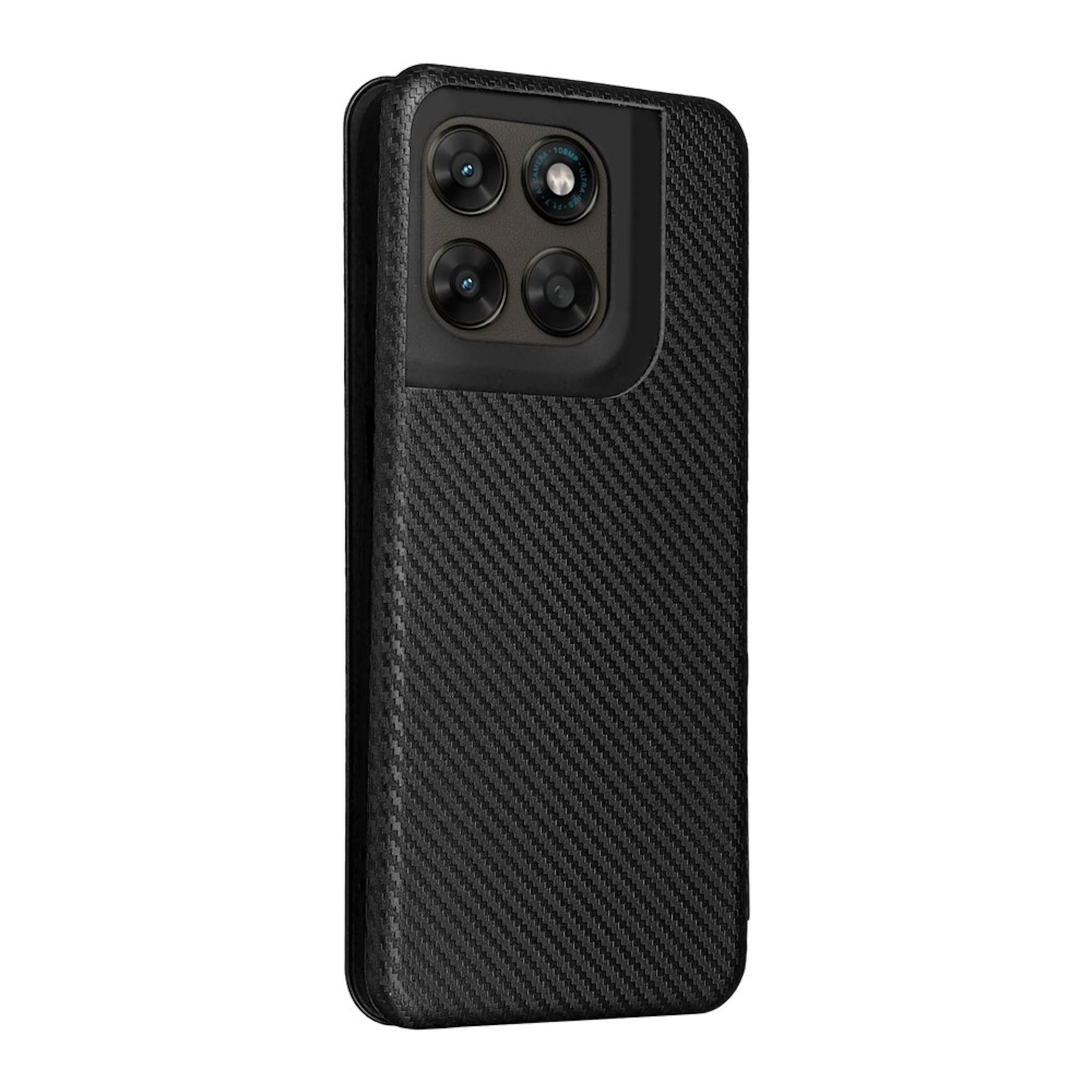 Eine schwarze Smartphone-Hülle mit Kohlefaser-Textur und quadratischem Kameraausschnitt mit vier Linsen auf weißem Grund.