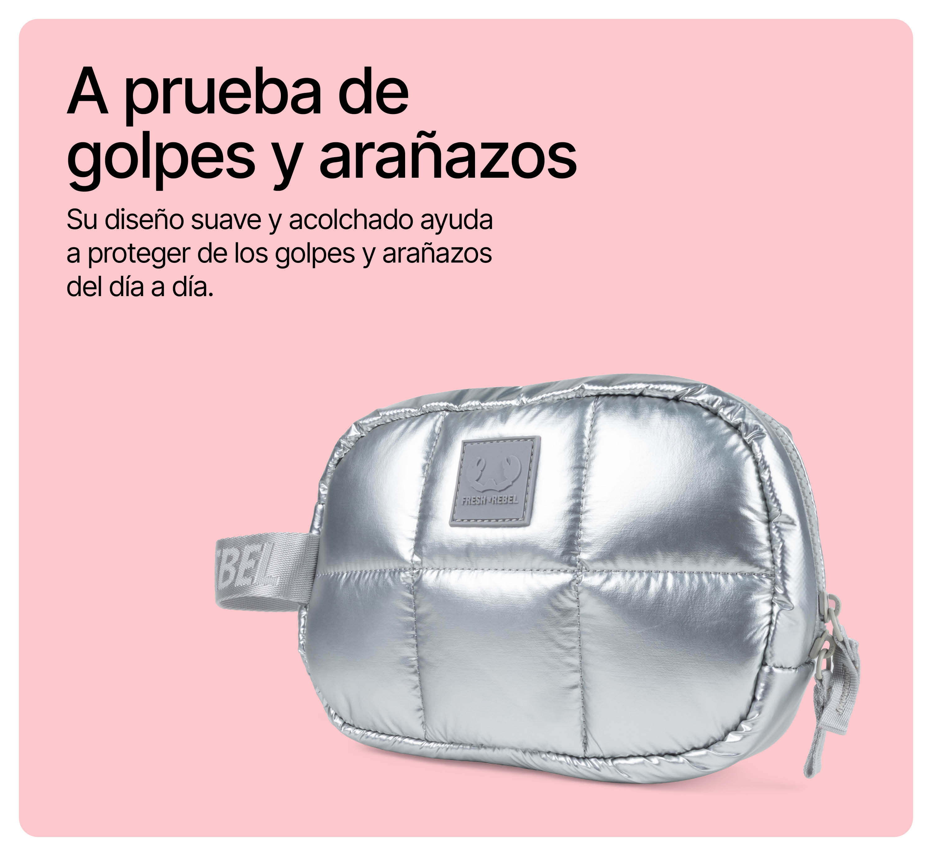 Eine glänzende, silberne, gesteppte Tasche vor rosa Hintergrund mit spanischem Text.