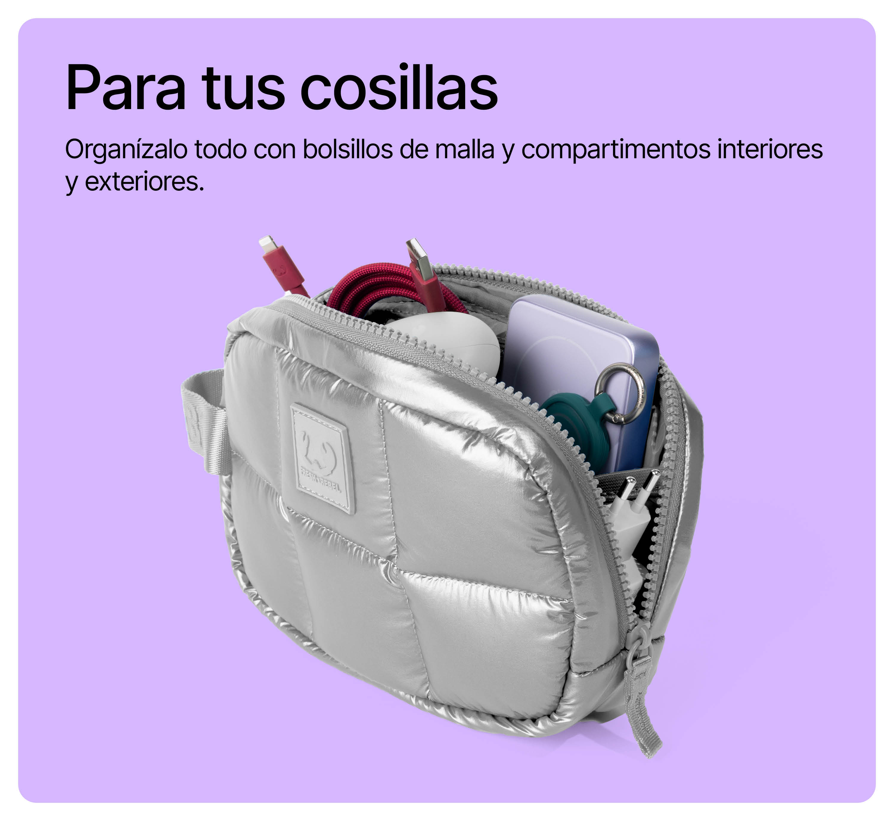 Eine offene silberne Stepptasche mit Tech-Zubehör vor hellem Lila mit spanischem Text.