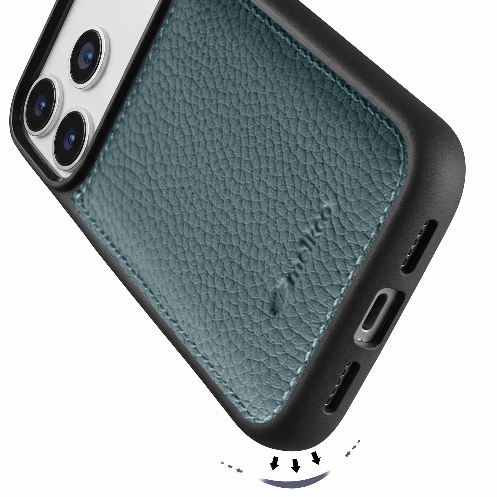 Ein Smartphone in schwarzer Hülle mit blauer Lederrückseite und Dreifachkamera auf weißem Hintergrund.